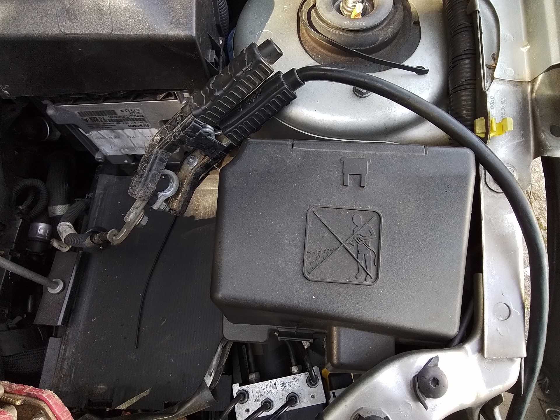 Recambio de caja reles / fusibles para peugeot 206+ 1.4 hdi referencia OEM IAM   
