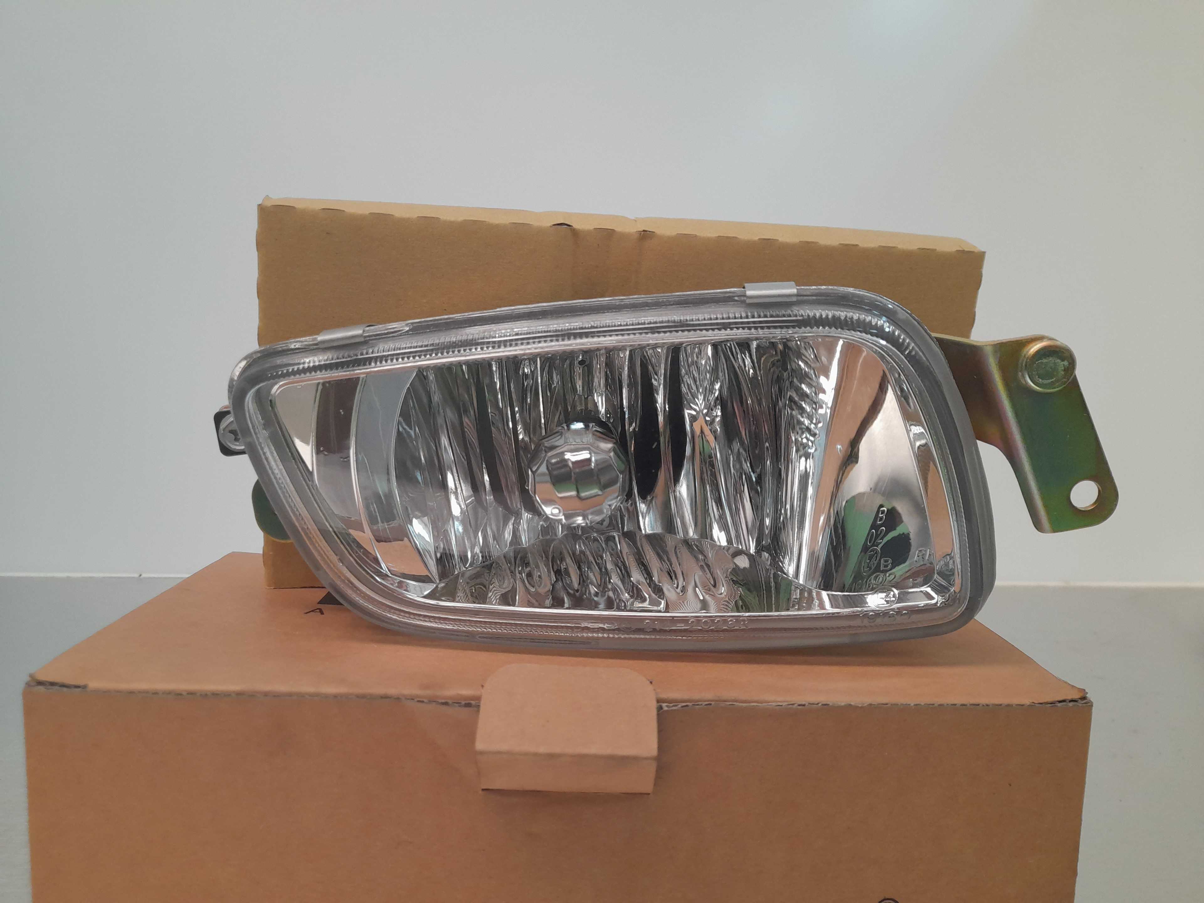 Recambio de faro antiniebla derecho para mitsubishi montero (v60/v70) referencia OEM IAM 13511372 IPARLUX 