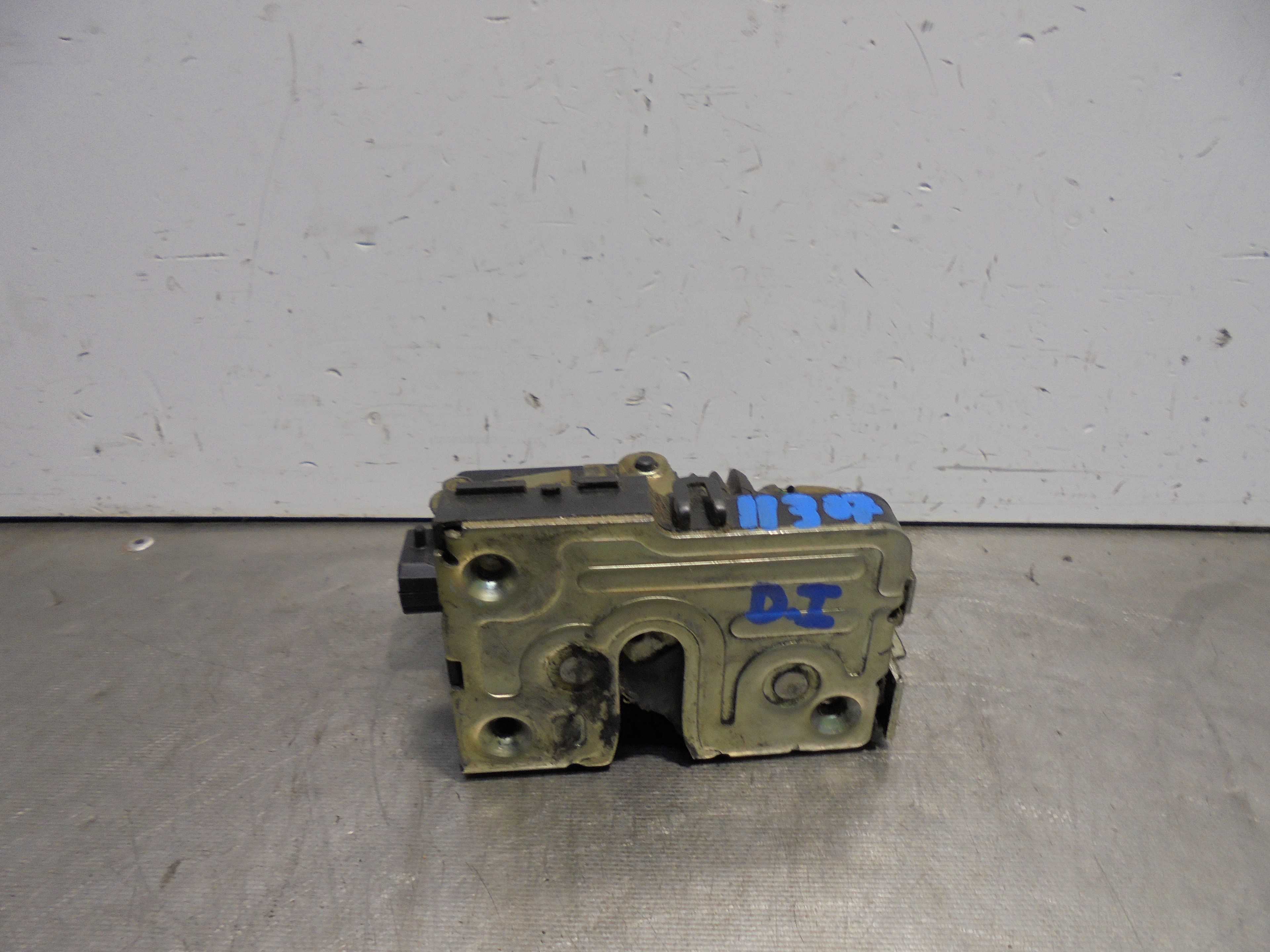 Recambio de cerradura puerta delantera derecha para dacia logan ambiance referencia OEM IAM 8200290961  