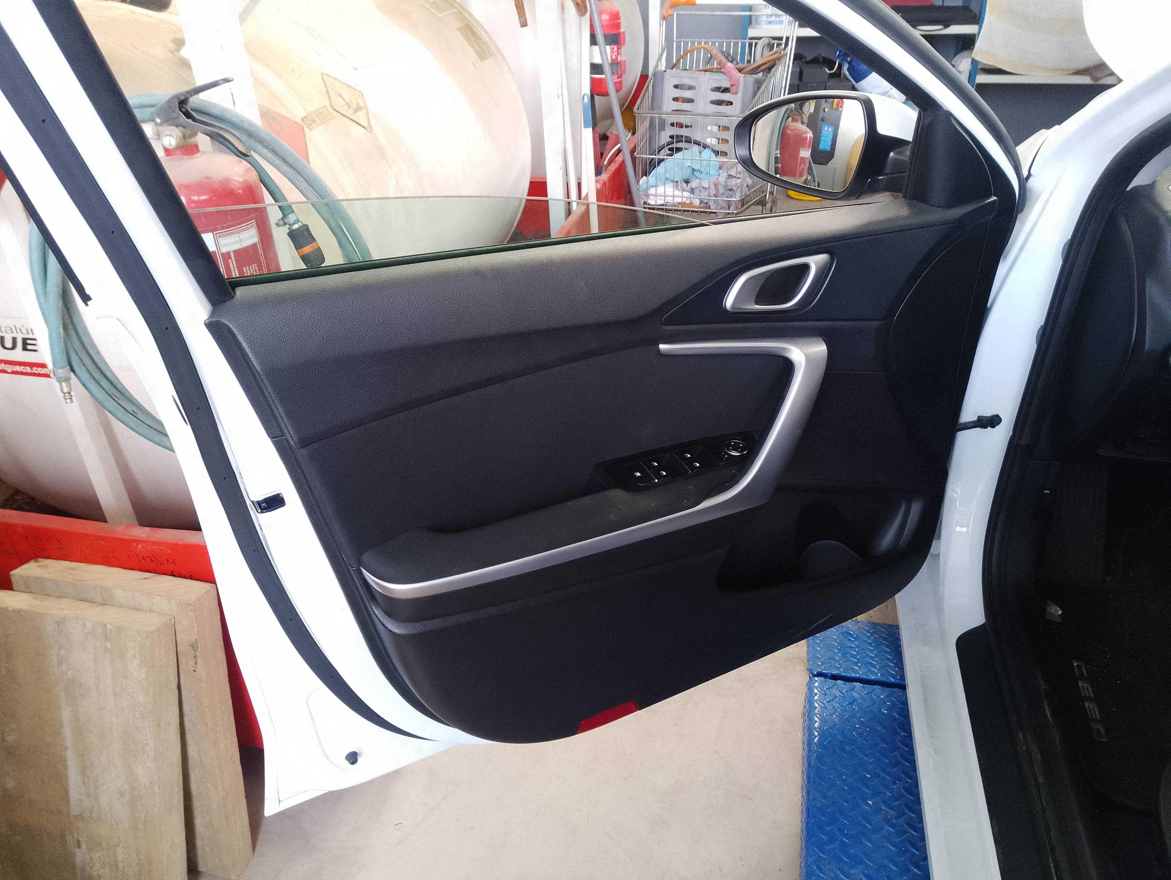 Recambio de guarnecido puerta delantera izquierda para kia ceed concept referencia OEM IAM   