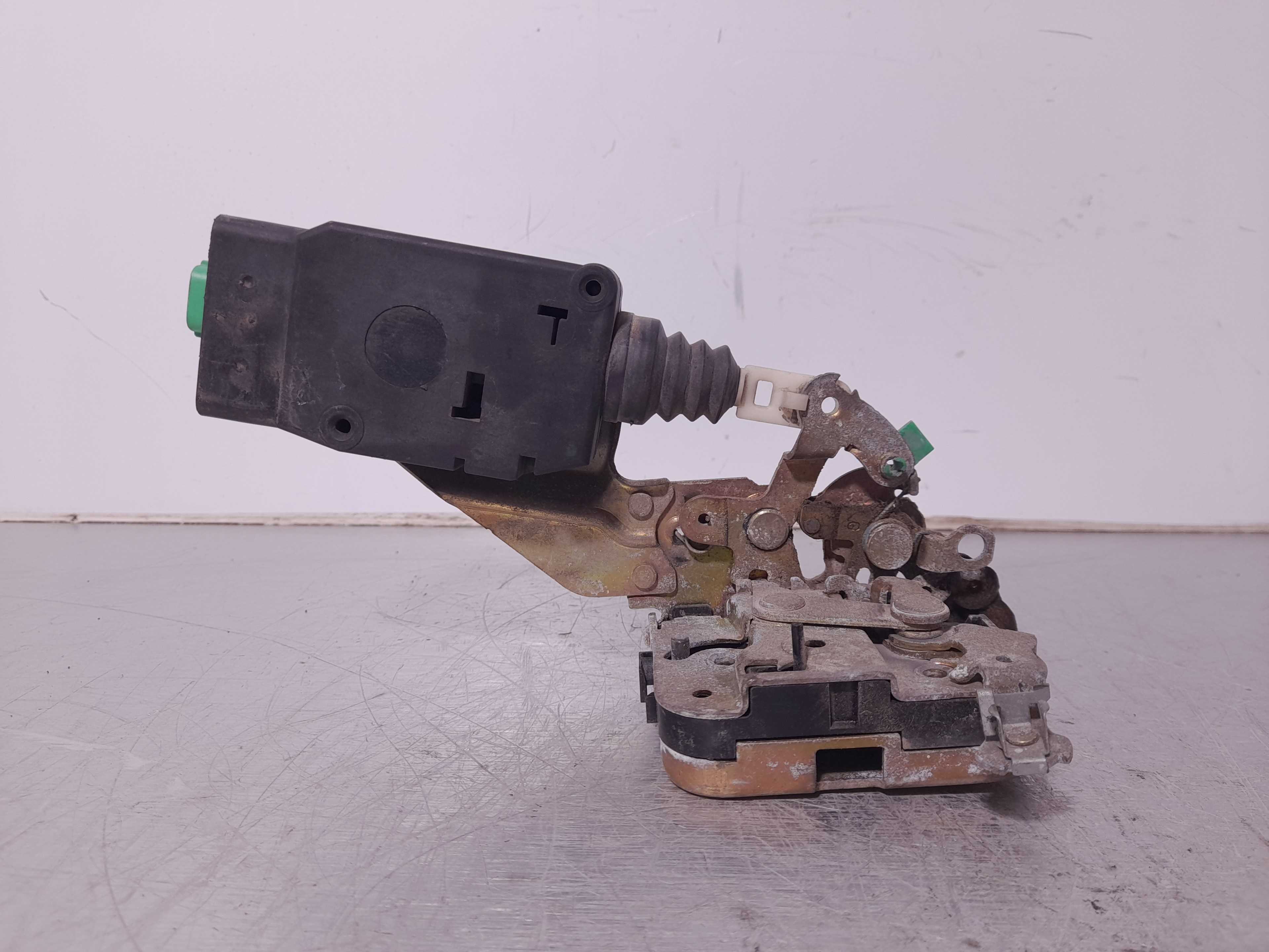 Recambio de cerradura puerta trasera izquierda para volvo s40 berlina 1.8i referencia OEM IAM   
