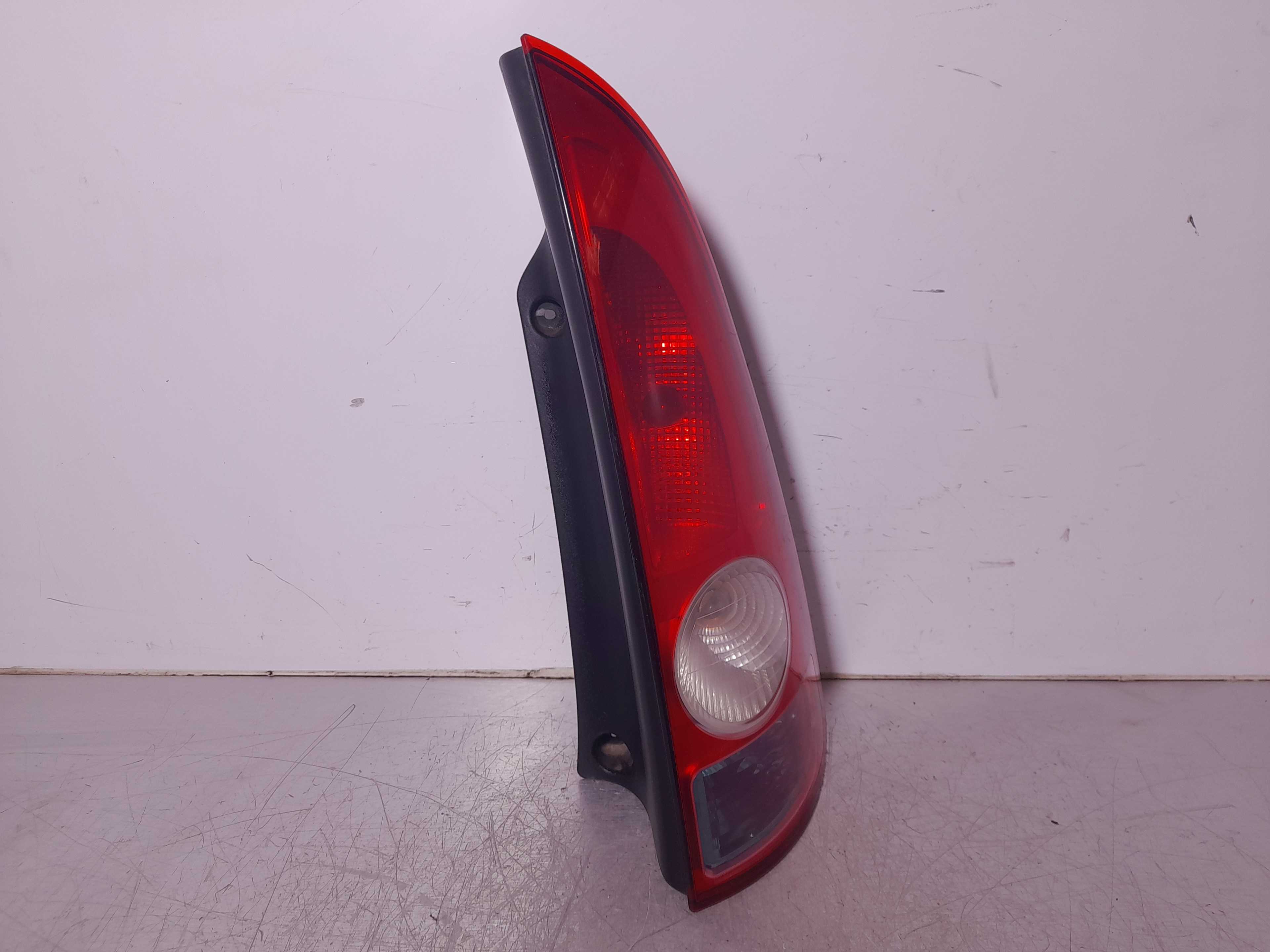 Recambio de piloto trasero derecho para renault espace iv (jk0) dynamique referencia OEM IAM 8200027152 VALEO 