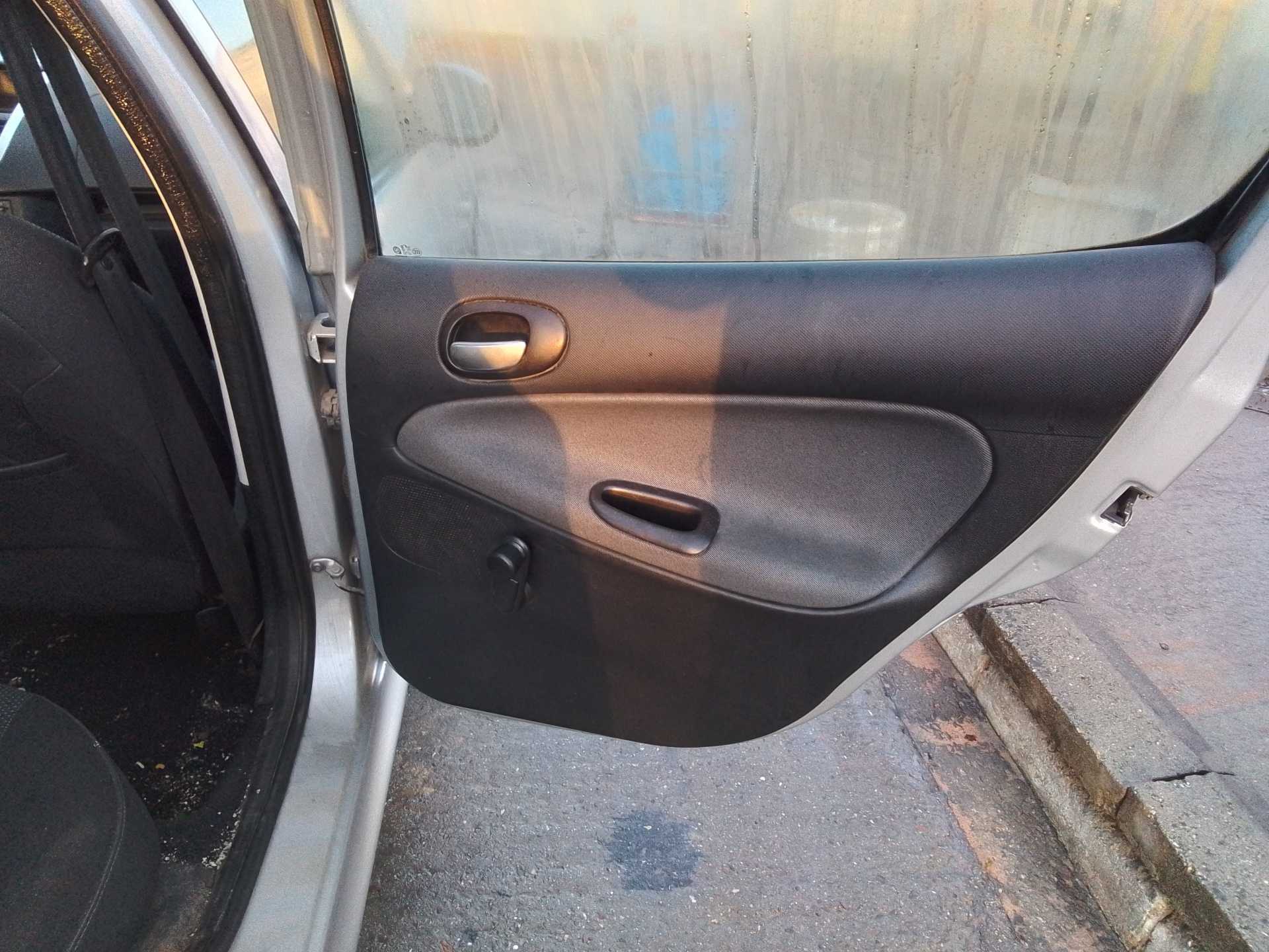 Recambio de guarnecido puerta trasera derecha para peugeot 206+ básico referencia OEM IAM   
