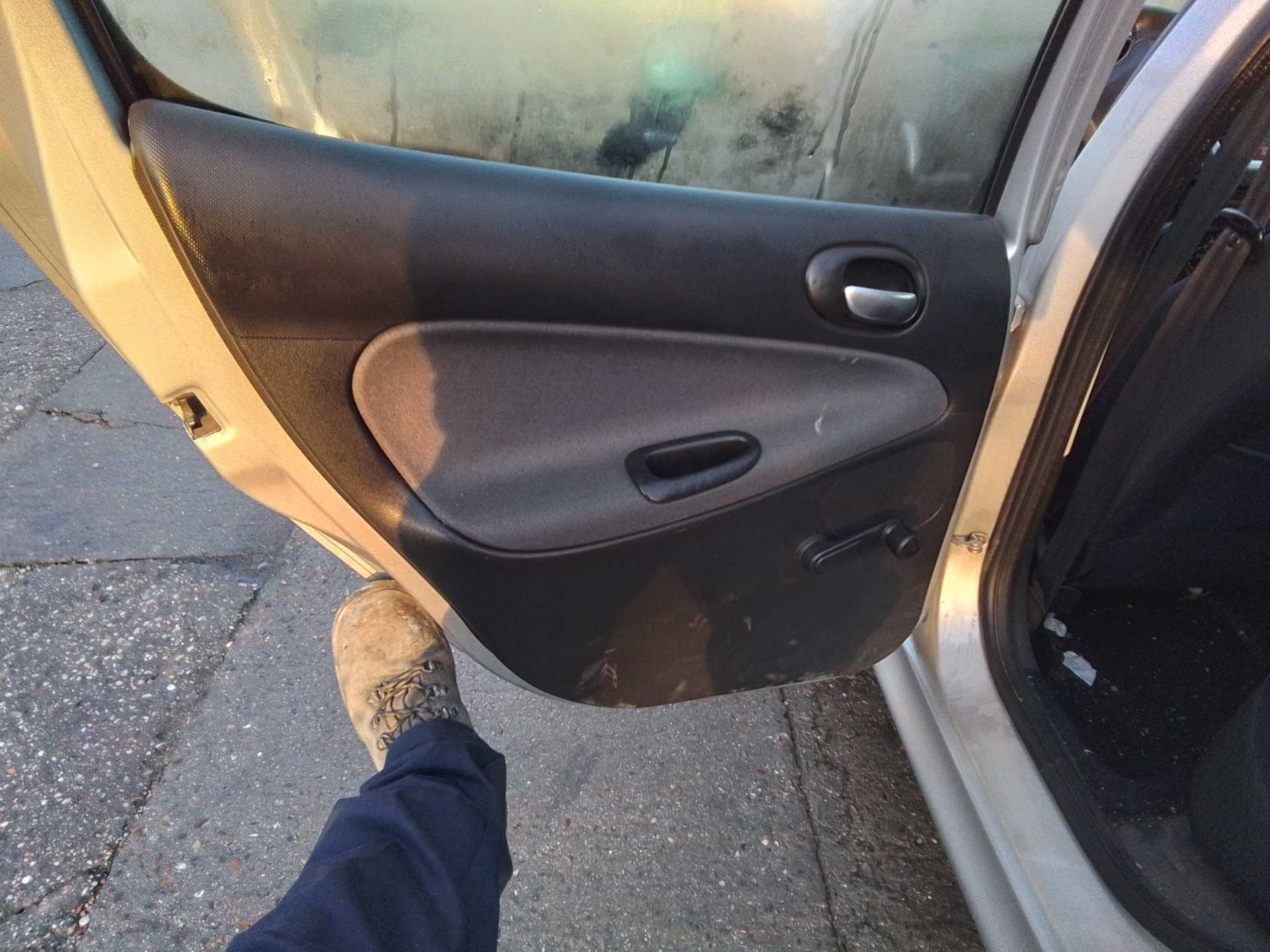 Recambio de guarnecido puerta trasera izquierda para peugeot 206+ básico referencia OEM IAM   