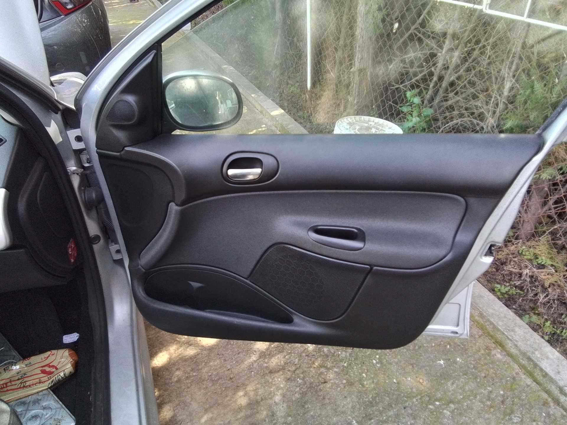 Recambio de guarnecido puerta delantera derecha para peugeot 206+ 1.4 hdi referencia OEM IAM   