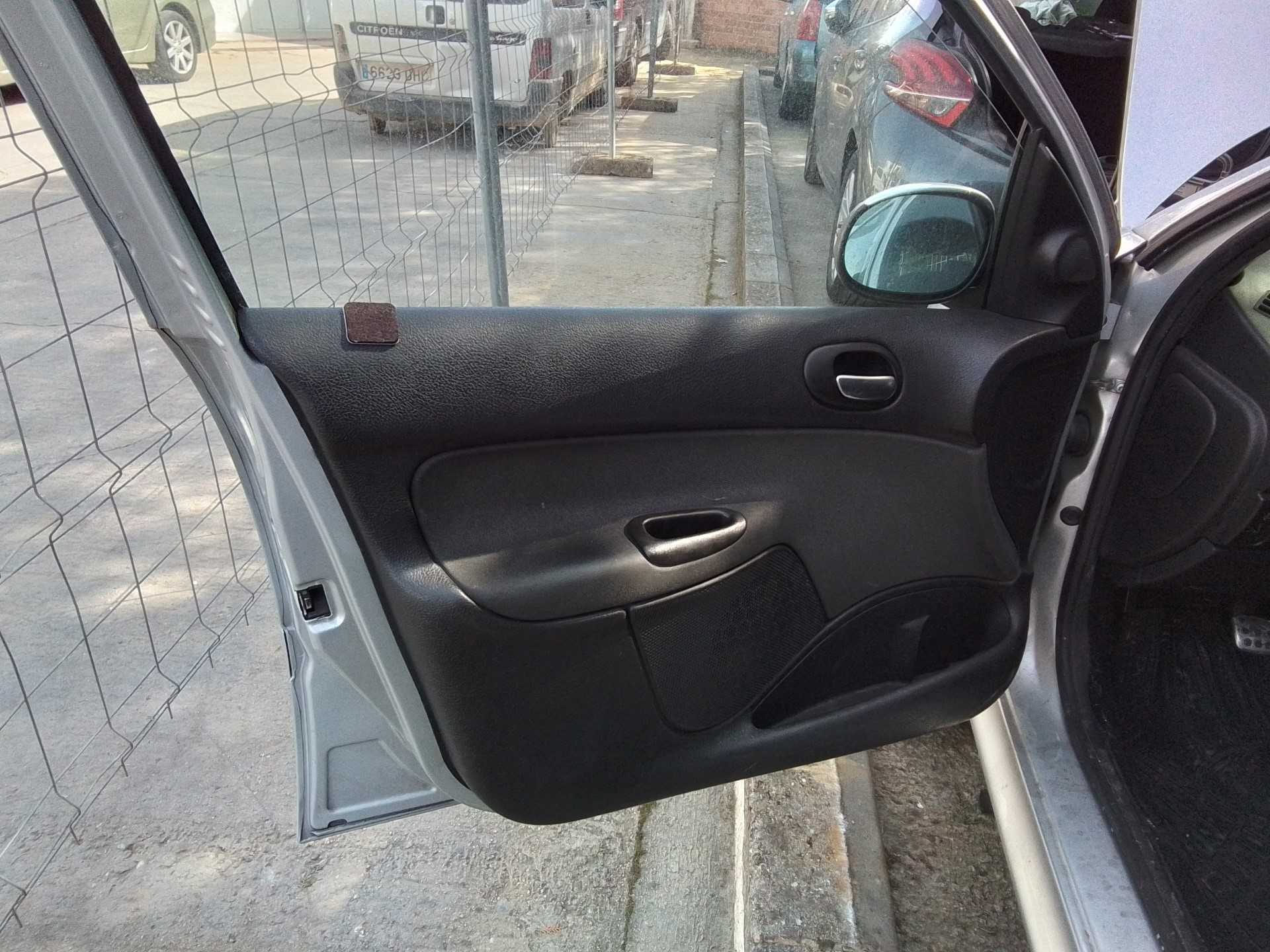 Recambio de guarnecido puerta delantera izquierda para peugeot 206+ 1.4 hdi referencia OEM IAM   