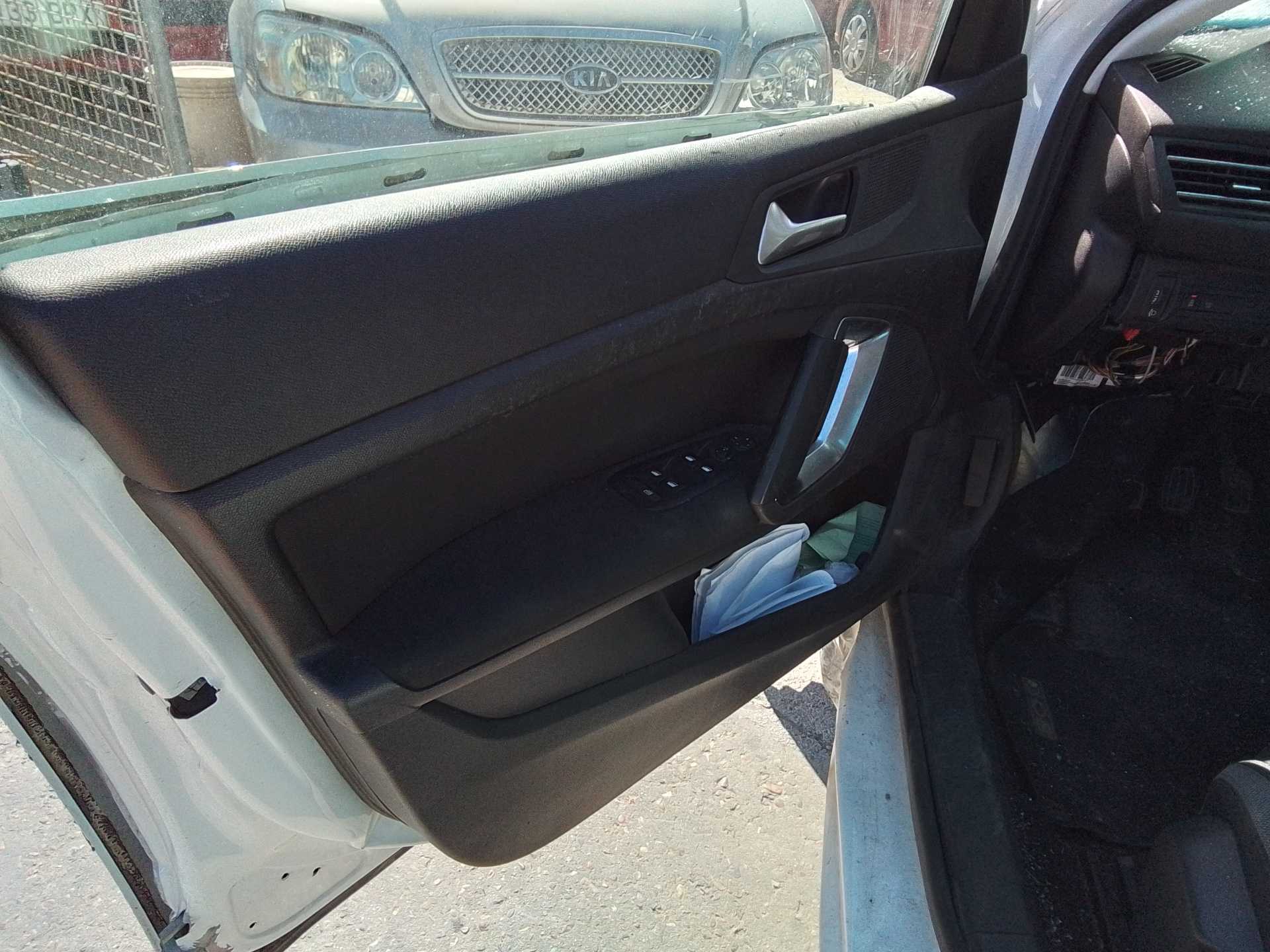 Recambio de guarnecido puerta delantera izquierda para peugeot 308 style referencia OEM IAM   