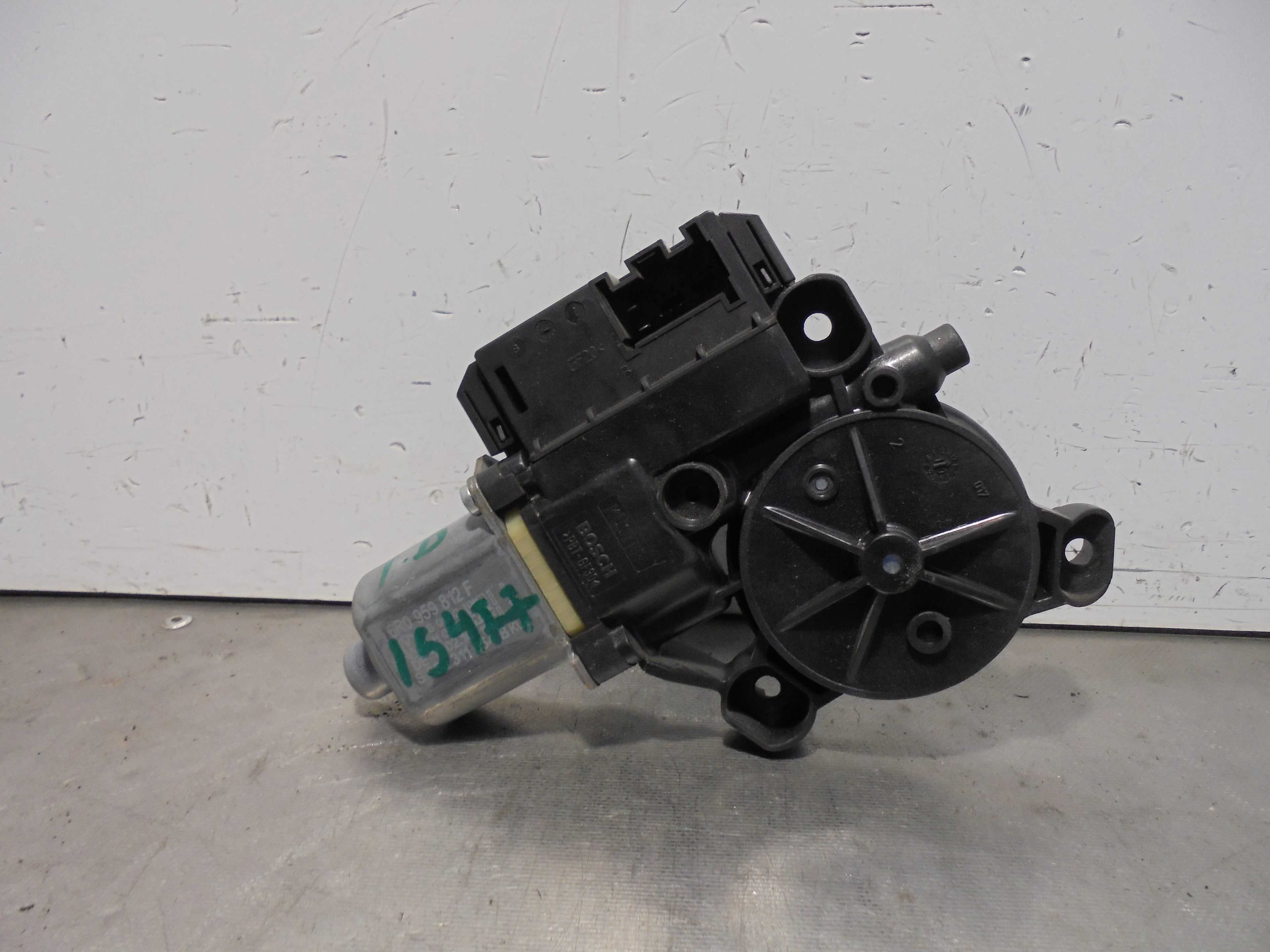Recambio de motor elevalunas trasero derecho para volkswagen polo (6r1) advance referencia OEM IAM 6R0959812F  