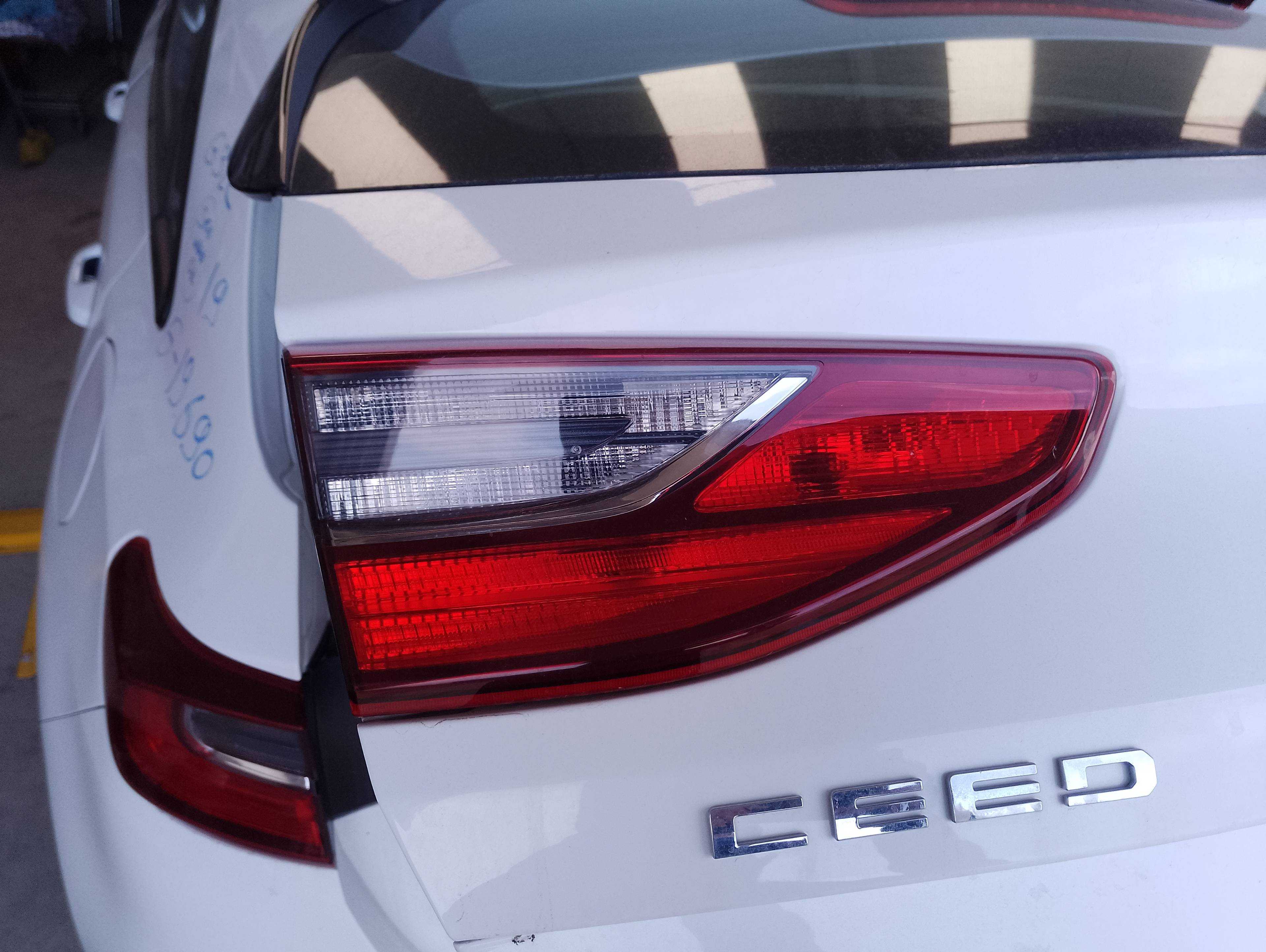 Recambio de piloto porton trasero izquierdo para kia ceed concept referencia OEM IAM 92403J7000  