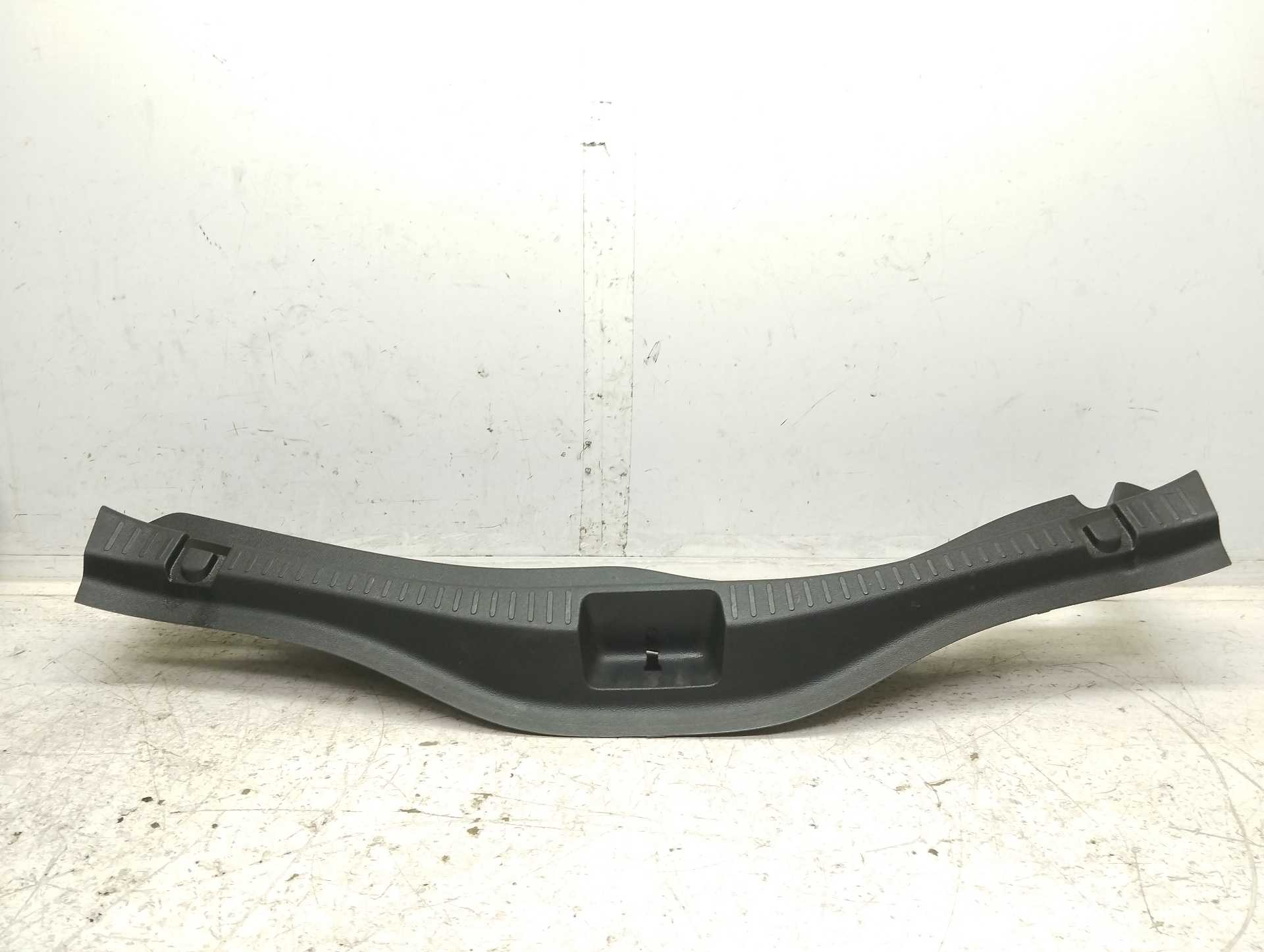 Recambio de molduras traseras para renault scenic iv zen referencia OEM IAM 849203835R  