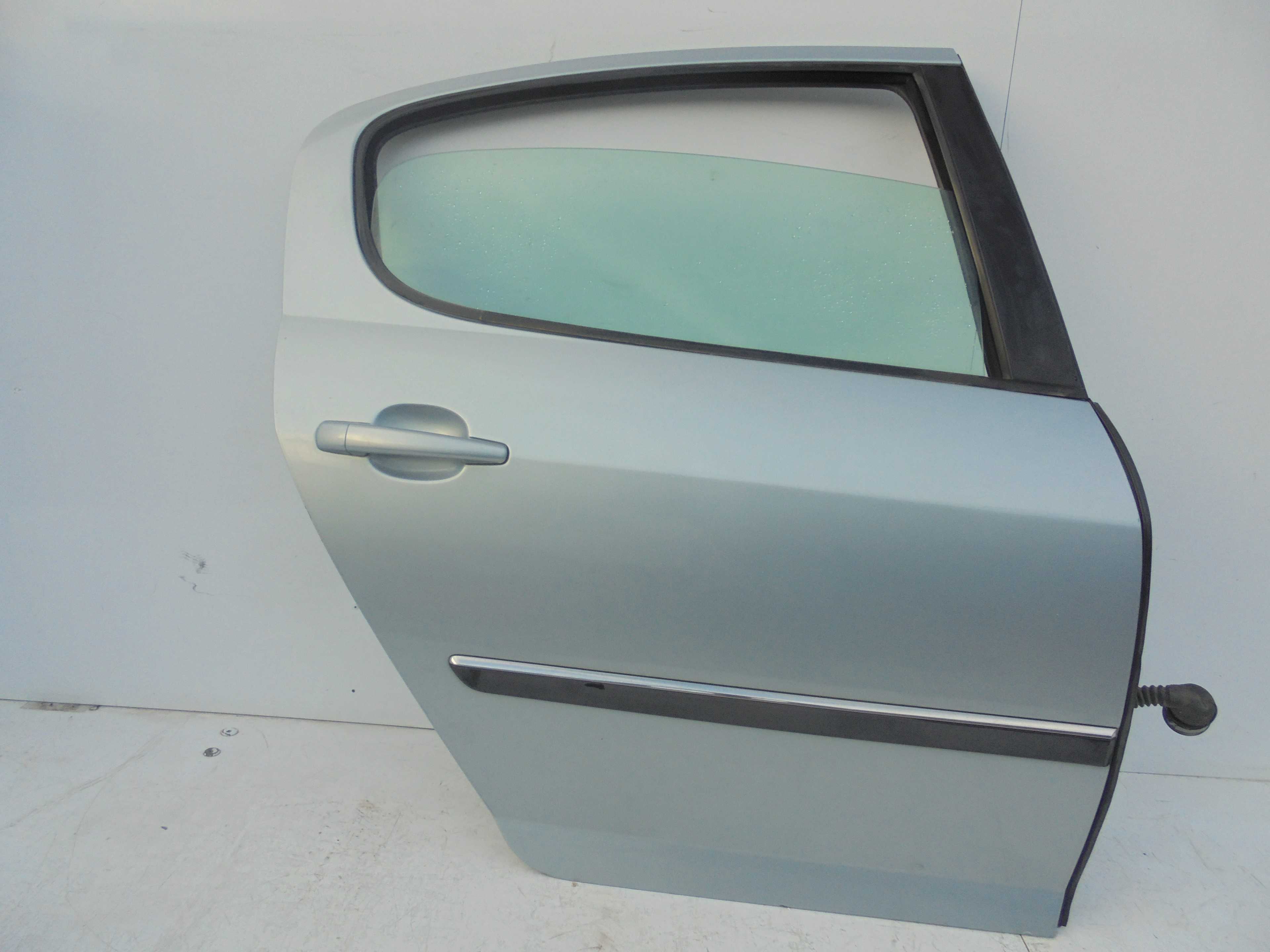 Recambio de puerta trasera derecha para peugeot 407 st sport referencia OEM IAM   