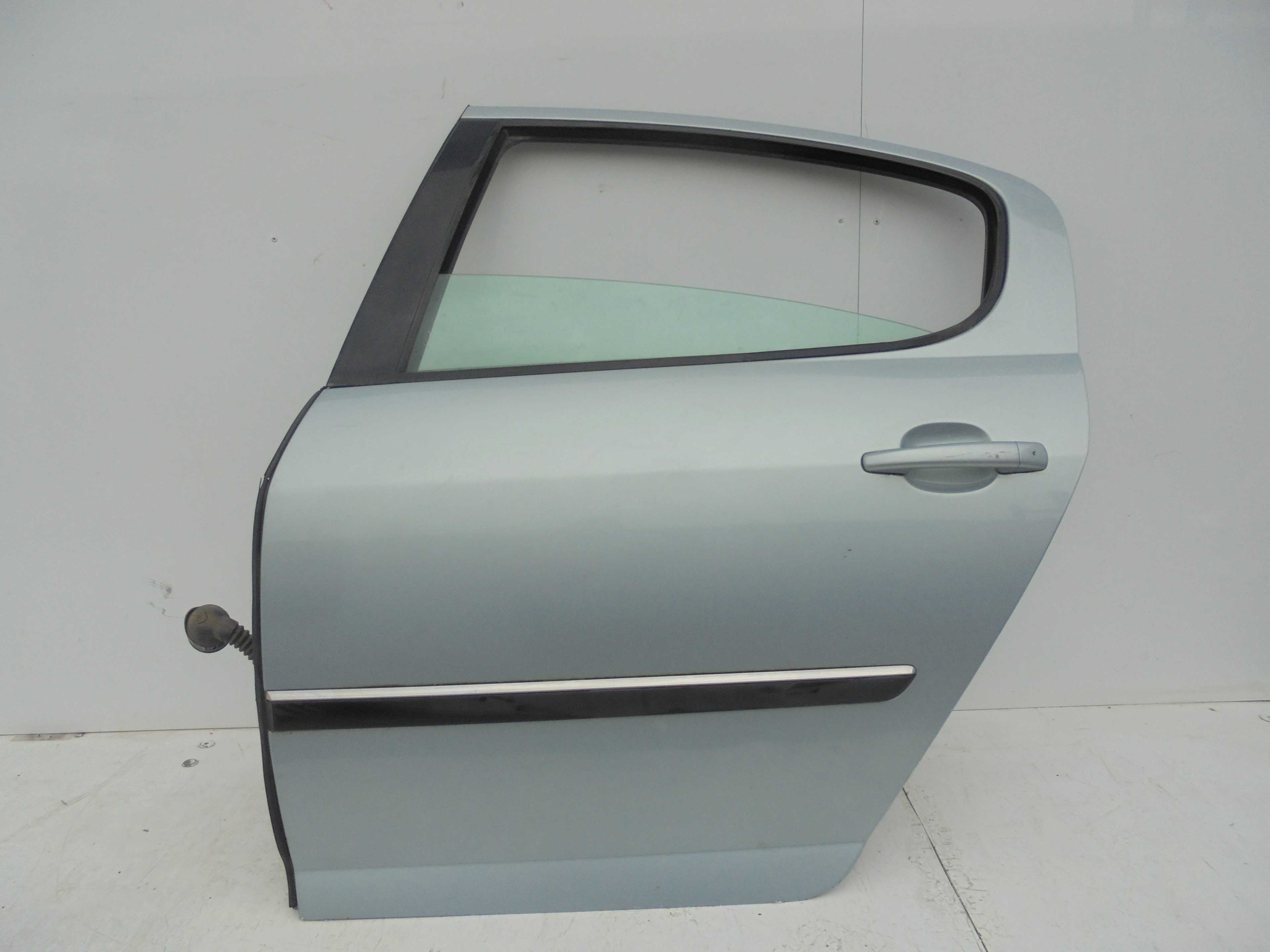 Recambio de puerta trasera izquierda para peugeot 407 st sport referencia OEM IAM   