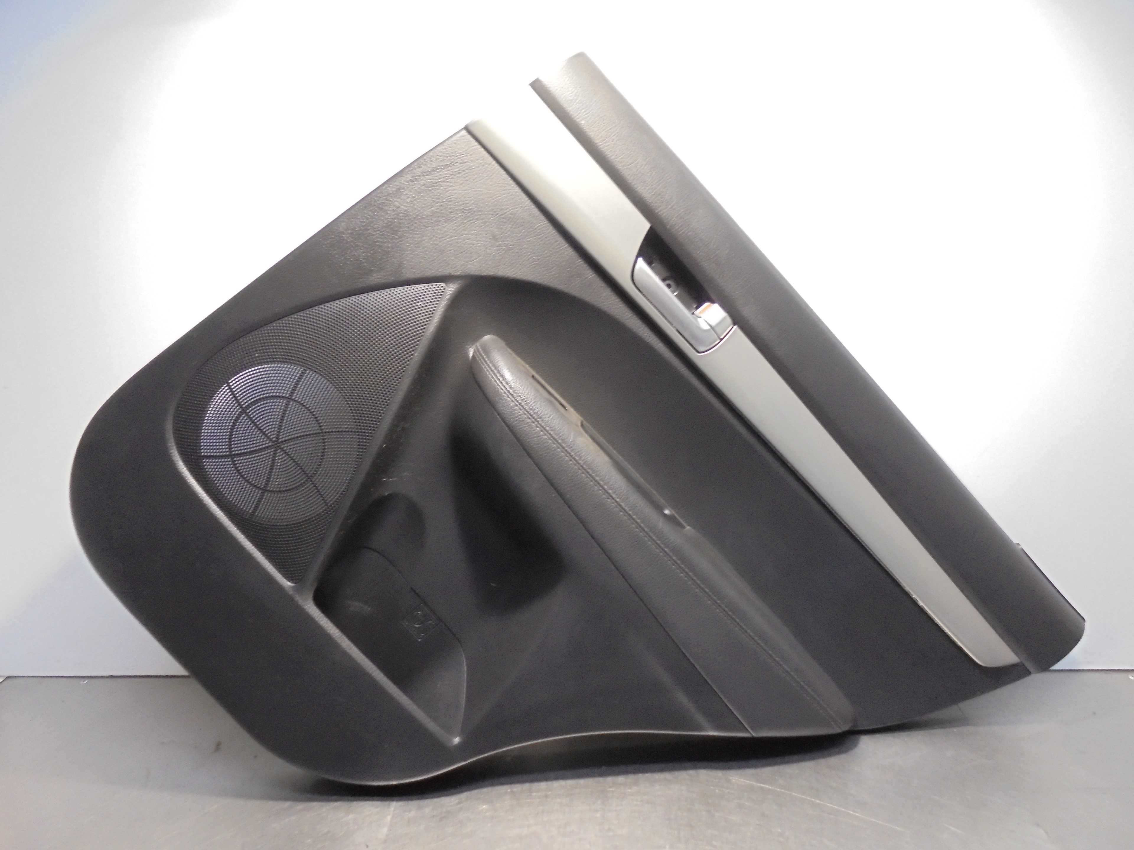 Recambio de guarnecido puerta trasera derecha para kia sorento active 4wd referencia OEM IAM 833202P000  