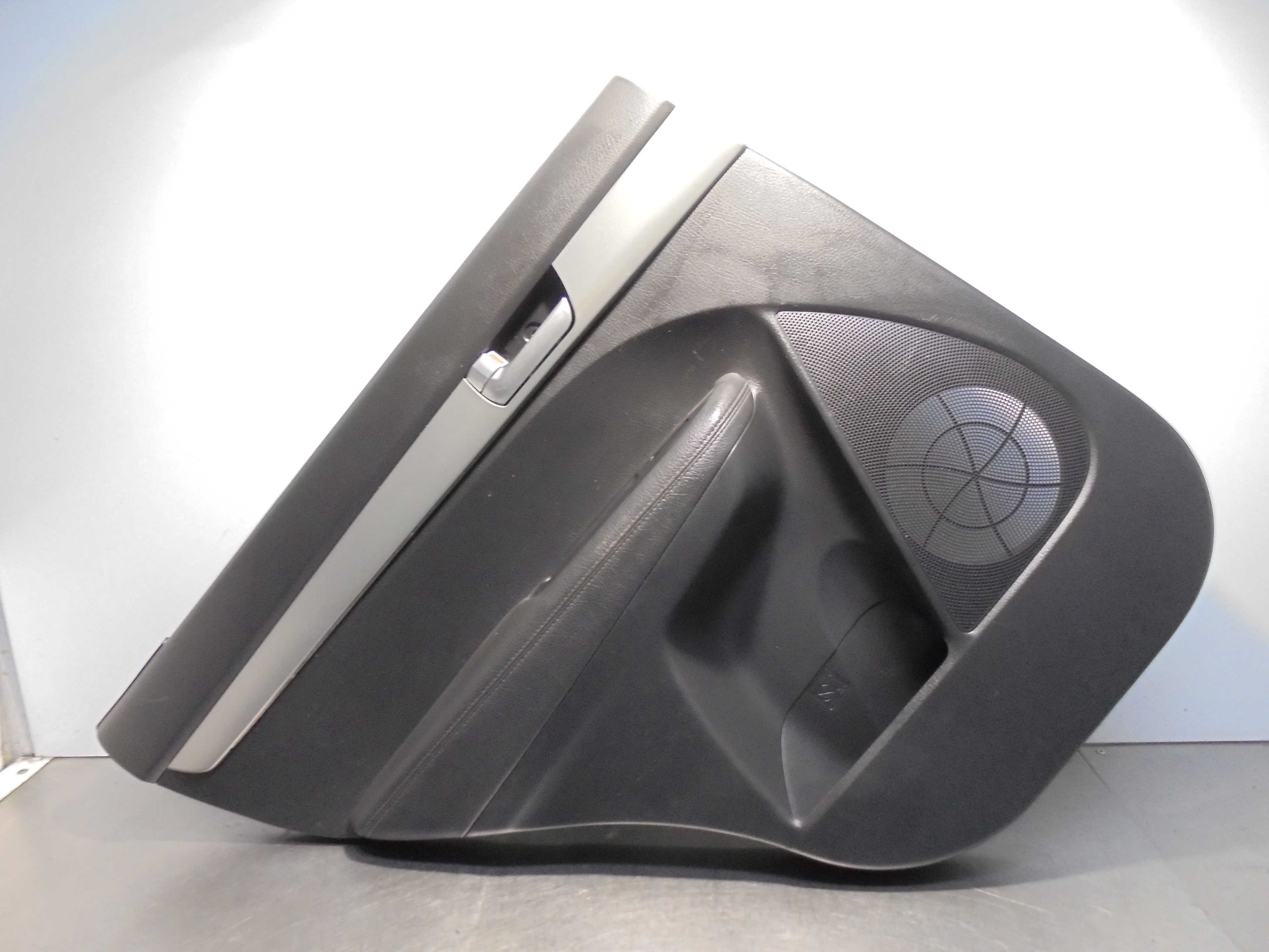 Recambio de guarnecido puerta trasera izquierda para kia sorento active 4wd referencia OEM IAM 833102P000  