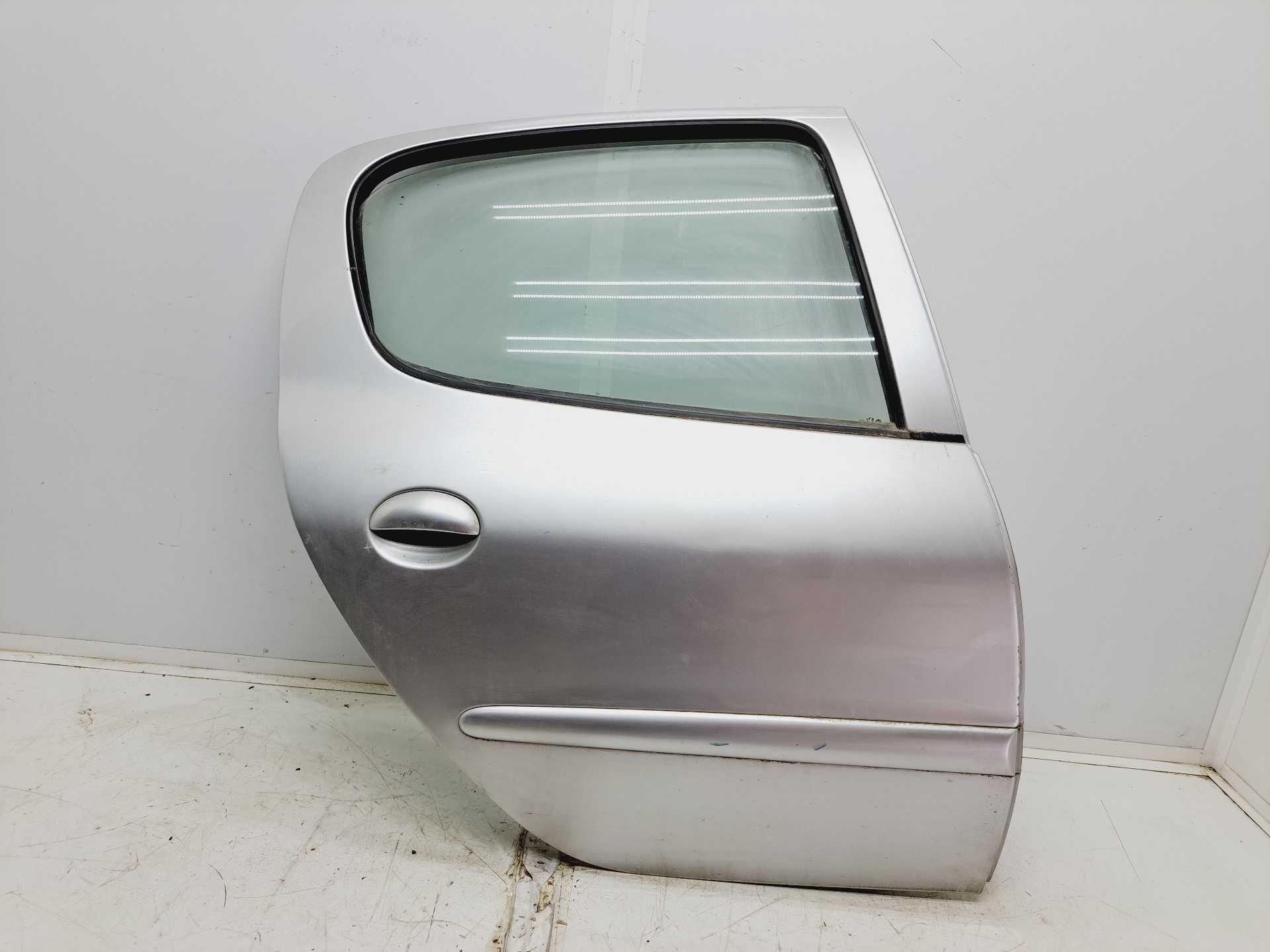 Recambio de puerta trasera derecha para peugeot 206+ 1.4 hdi referencia OEM IAM   
