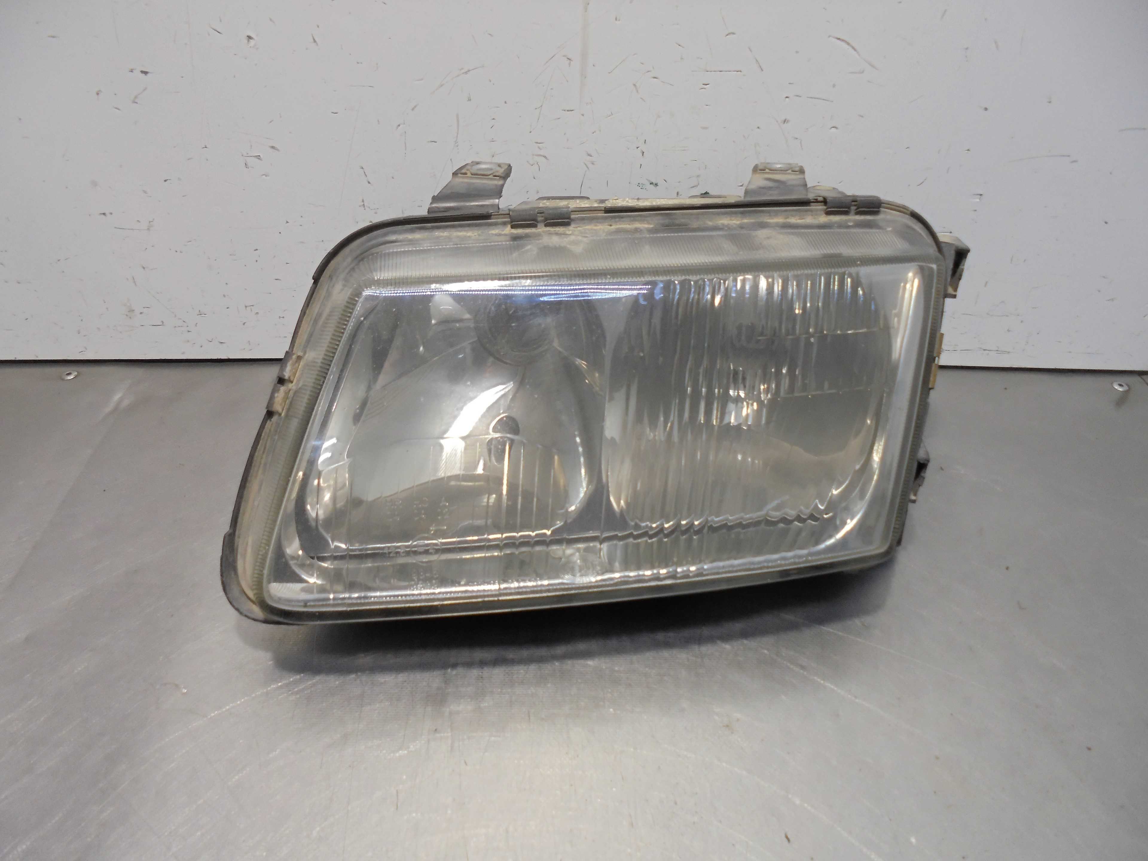 Recambio de faro izquierdo para audi a3 (8l) 1.9 tdi ambiente referencia OEM IAM   