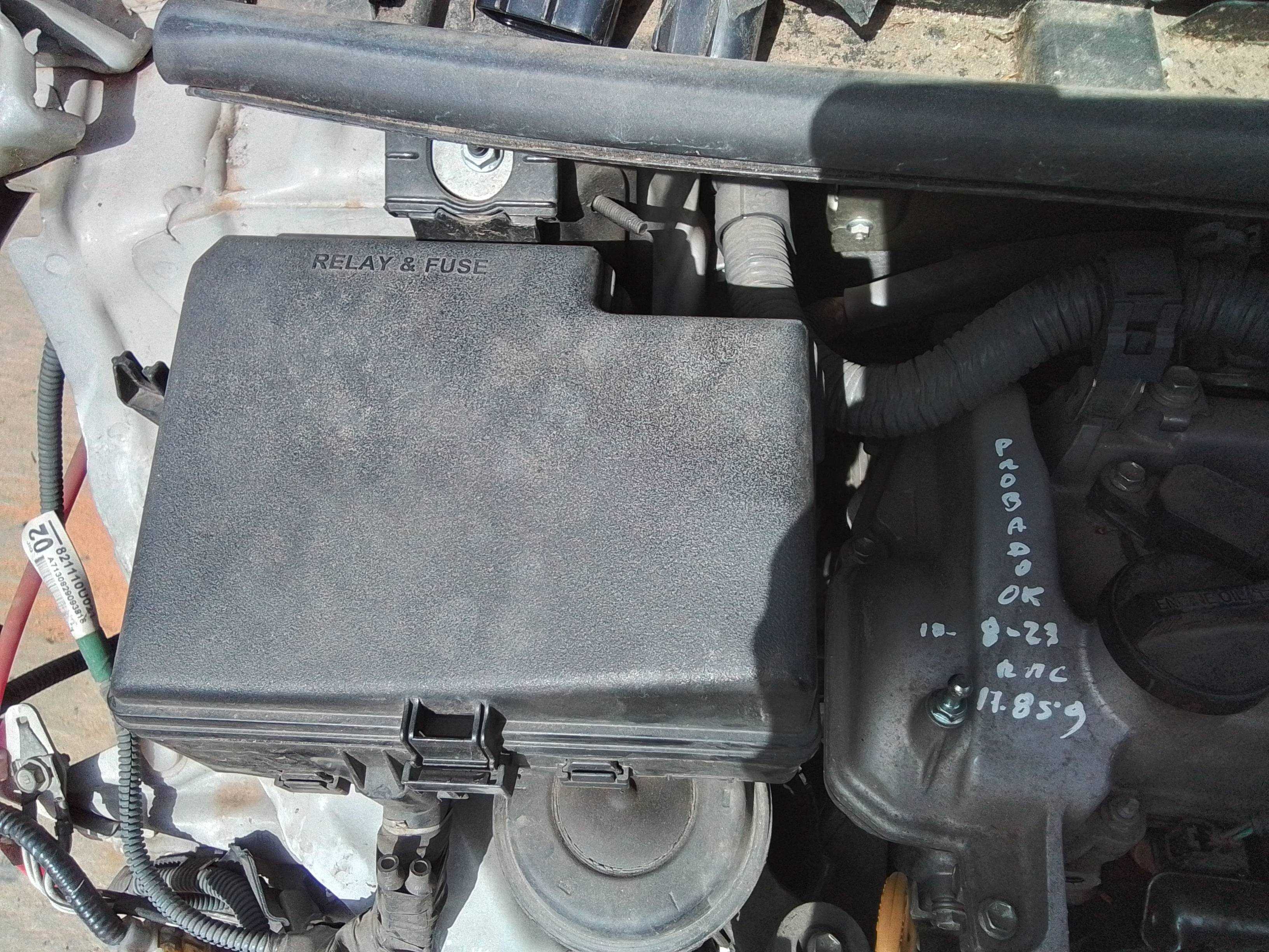 Recambio de caja reles / fusibles para toyota yaris active hybrid referencia OEM IAM 892210D120 MB2380008622 DENSO