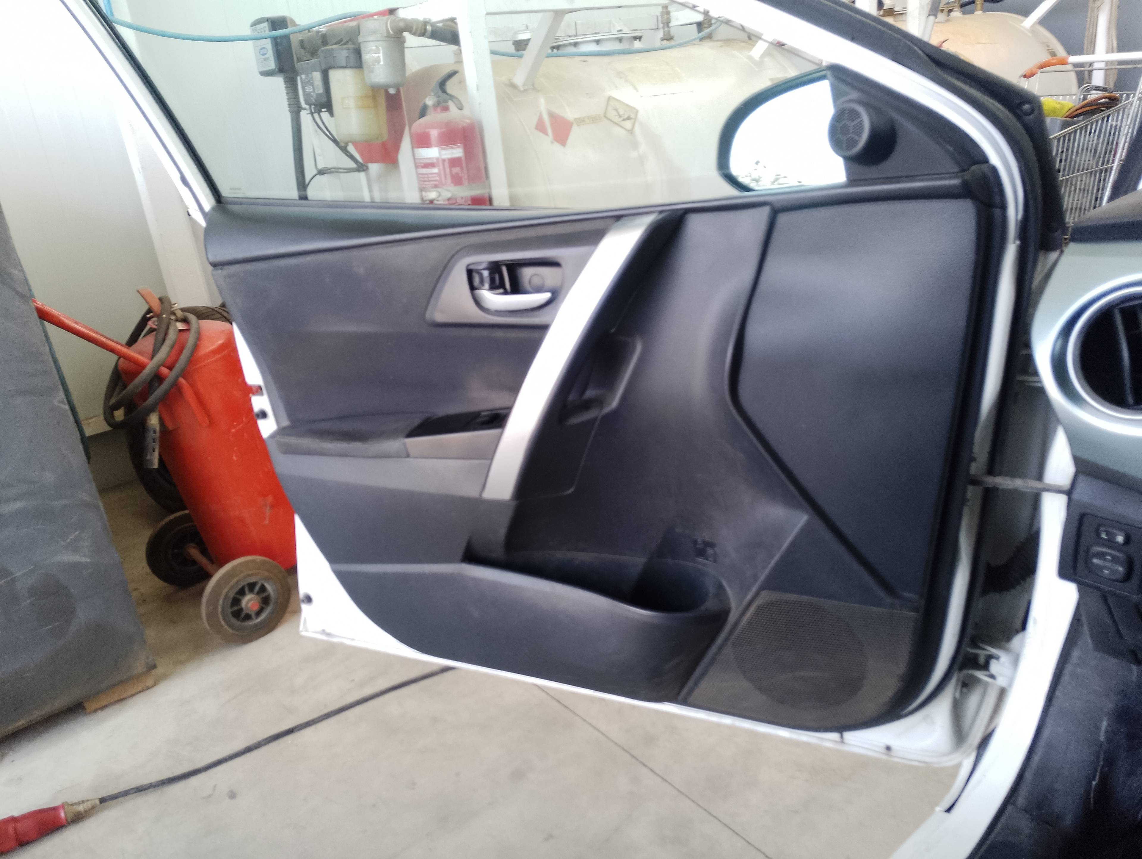 Recambio de guarnecido puerta delantera izquierda para toyota auris hybrid active referencia OEM IAM   