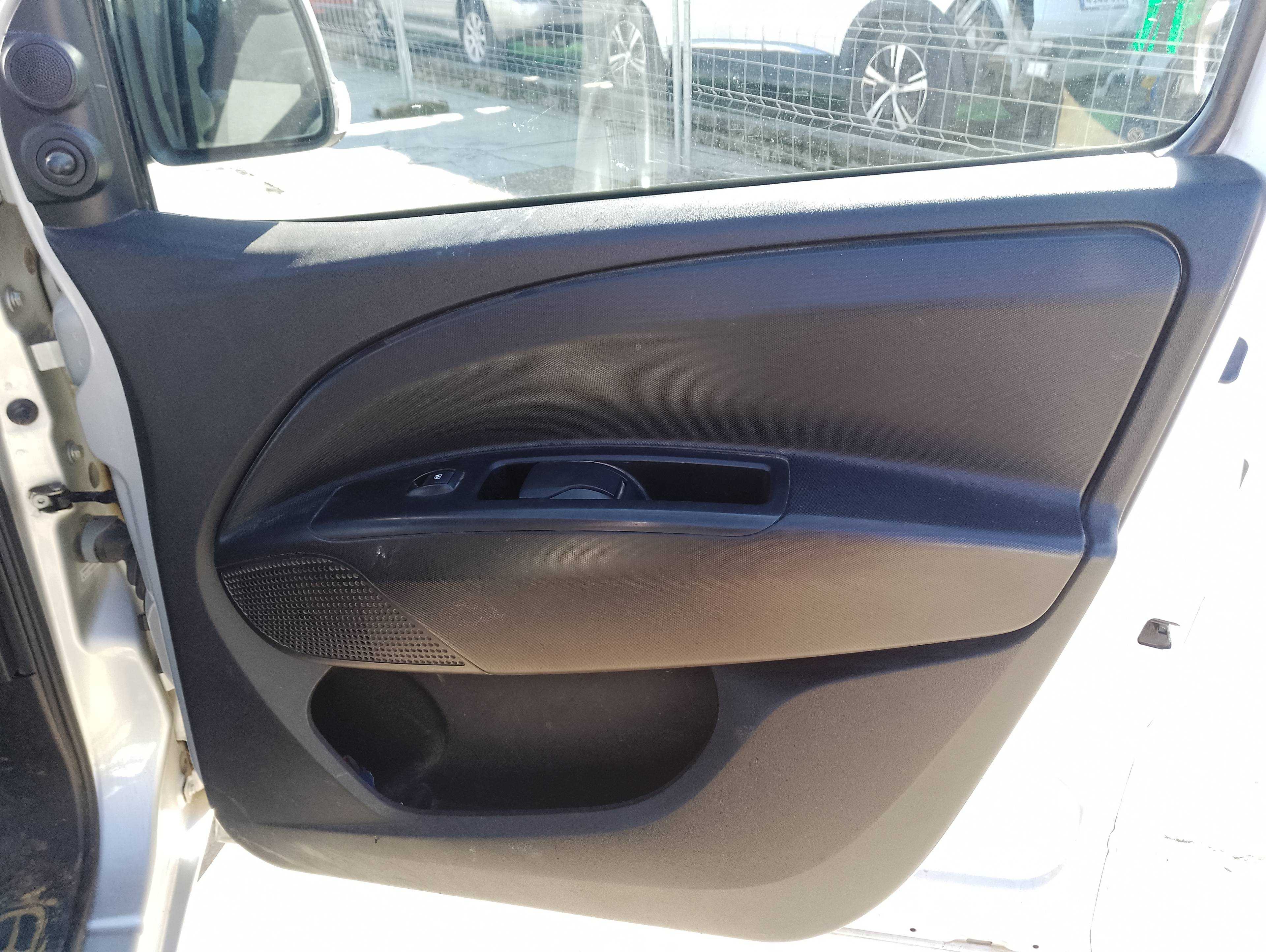 Recambio de guarnecido puerta delantera derecha para opel combo d expression l1h1 referencia OEM IAM   