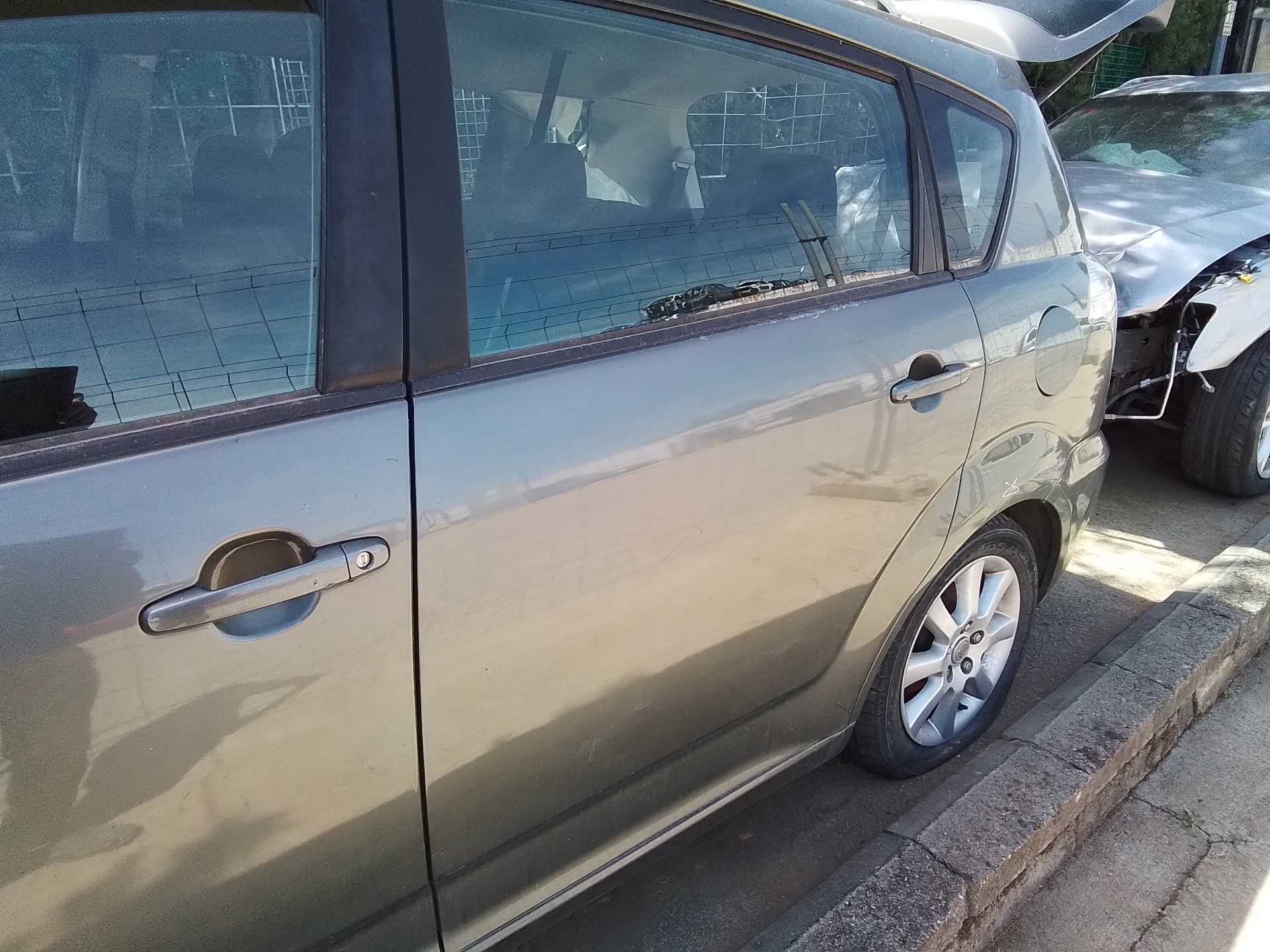 Recambio de puerta trasera izquierda para toyota corolla verso (r1) 2.0 turbodiesel cat referencia OEM IAM   