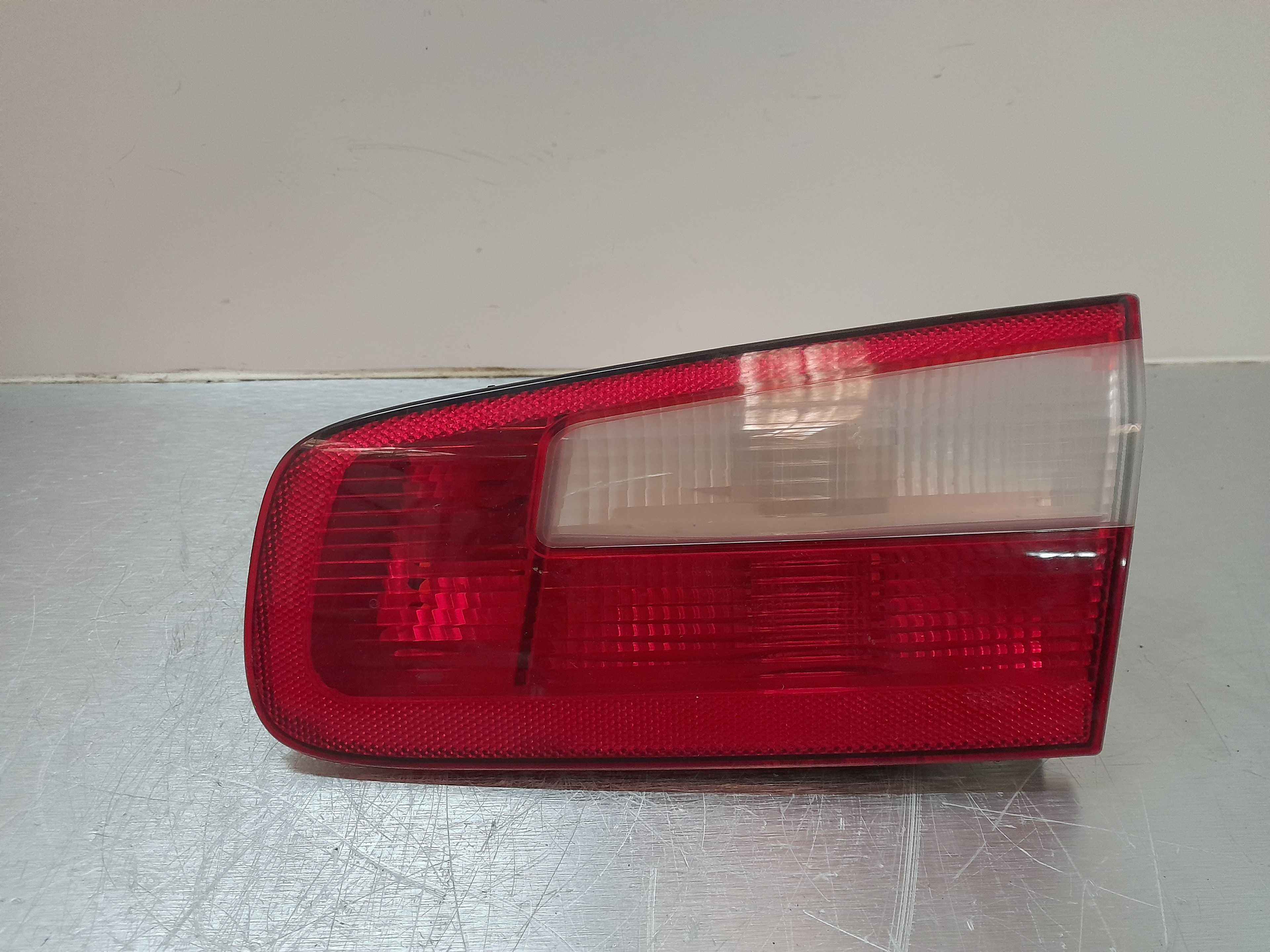 Recambio de piloto porton trasero derecho para renault laguna ii (bg0) 2.0 referencia OEM IAM 8200002476 VALEO 