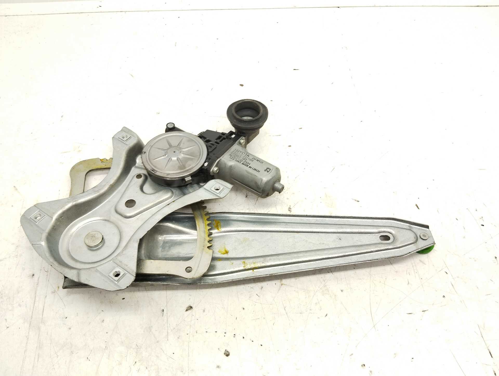 Recambio de elevalunas trasero izquierdo para toyota yaris active hybrid referencia OEM IAM 857100D100 973582101 DENSO
