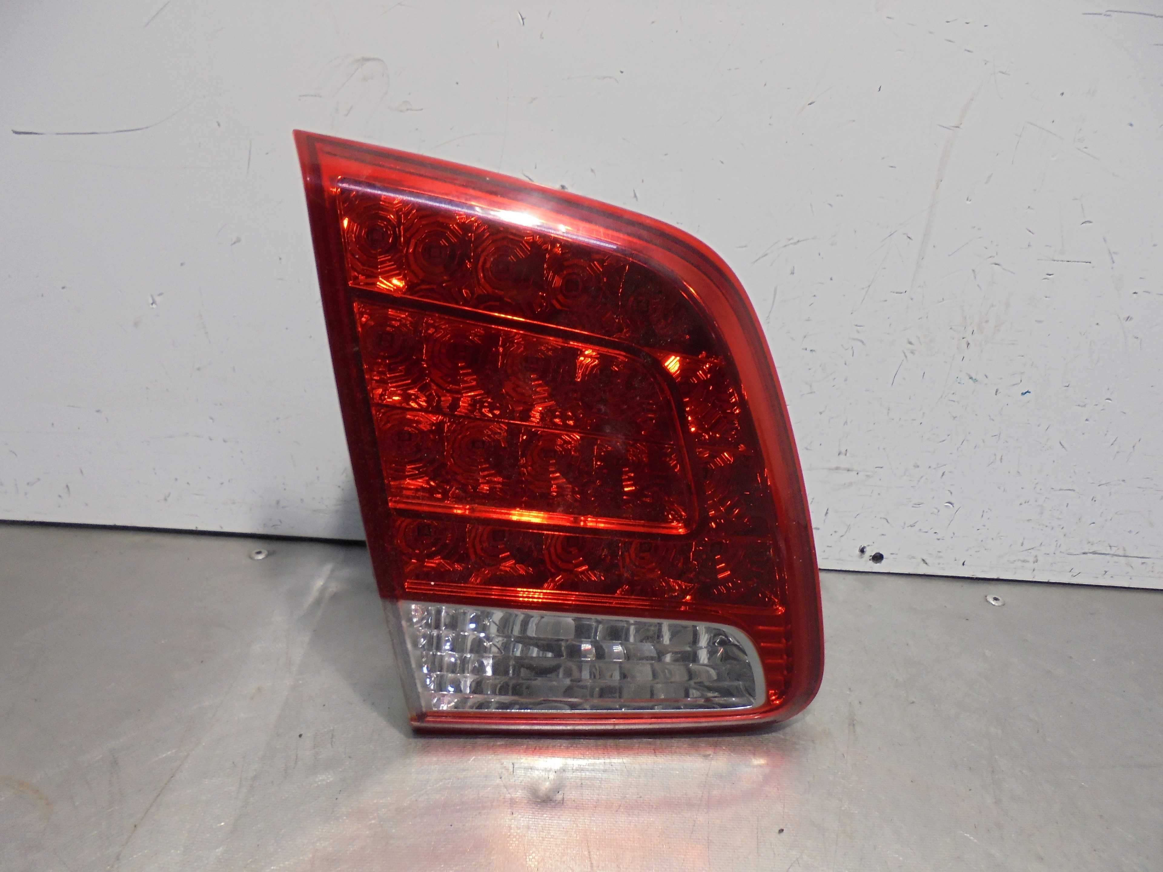 Recambio de piloto porton trasero izquierdo para kia sorento active 4wd referencia OEM IAM 924052P1  
