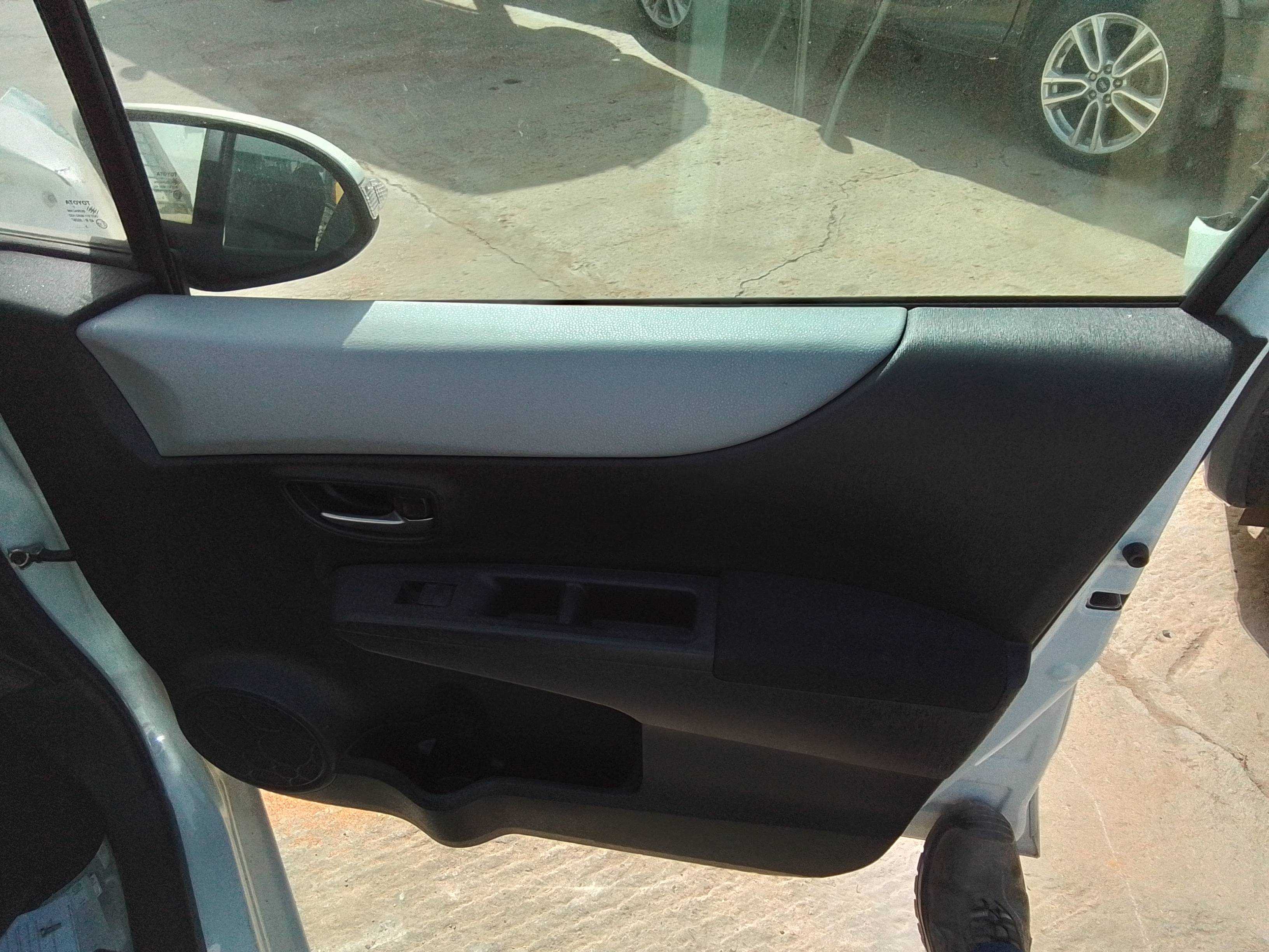 Recambio de guarnecido puerta delantera derecha para toyota yaris active hybrid referencia OEM IAM   