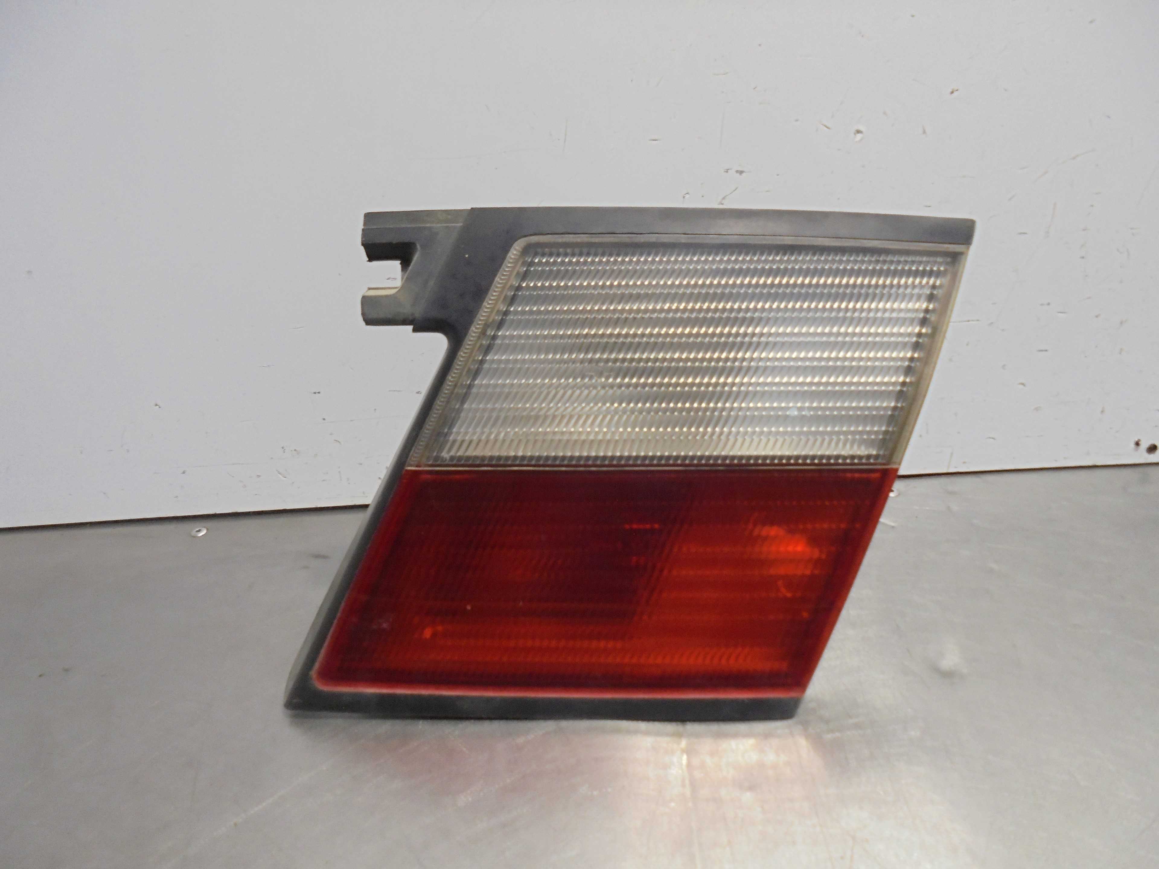 Recambio de piloto porton trasero derecho para nissan primera berlina (p11) 1.6 16v cat referencia OEM IAM 2307020  