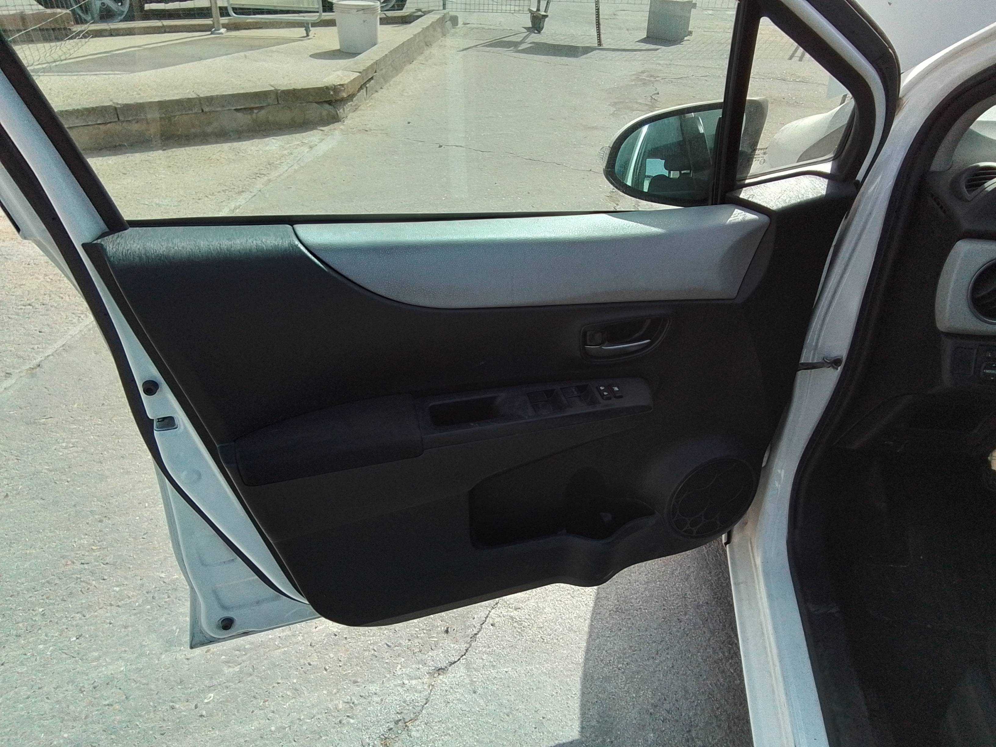 Recambio de guarnecido puerta delantera izquierda para toyota yaris active hybrid referencia OEM IAM   