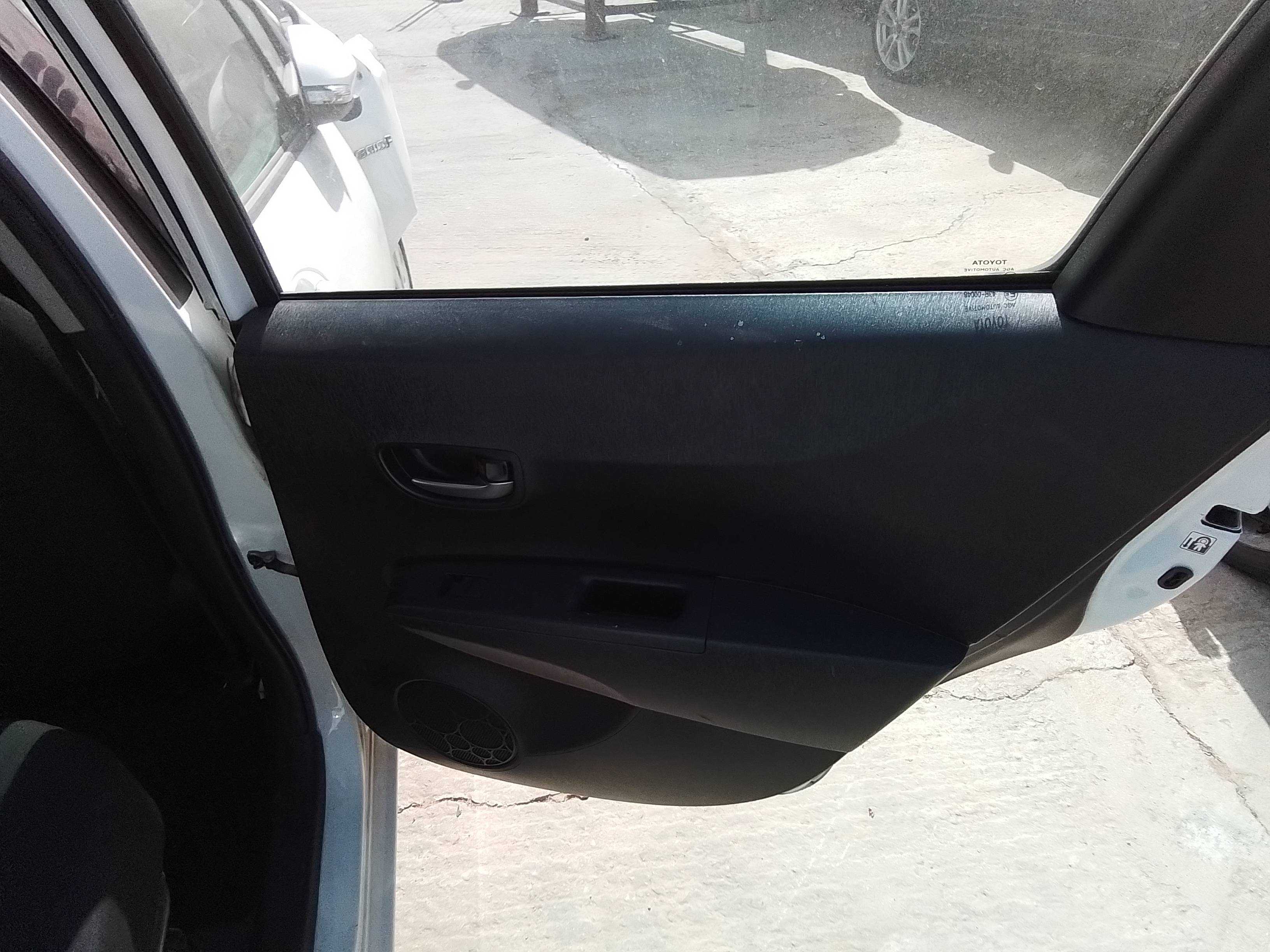 Recambio de guarnecido puerta trasera derecha para toyota yaris active hybrid referencia OEM IAM   