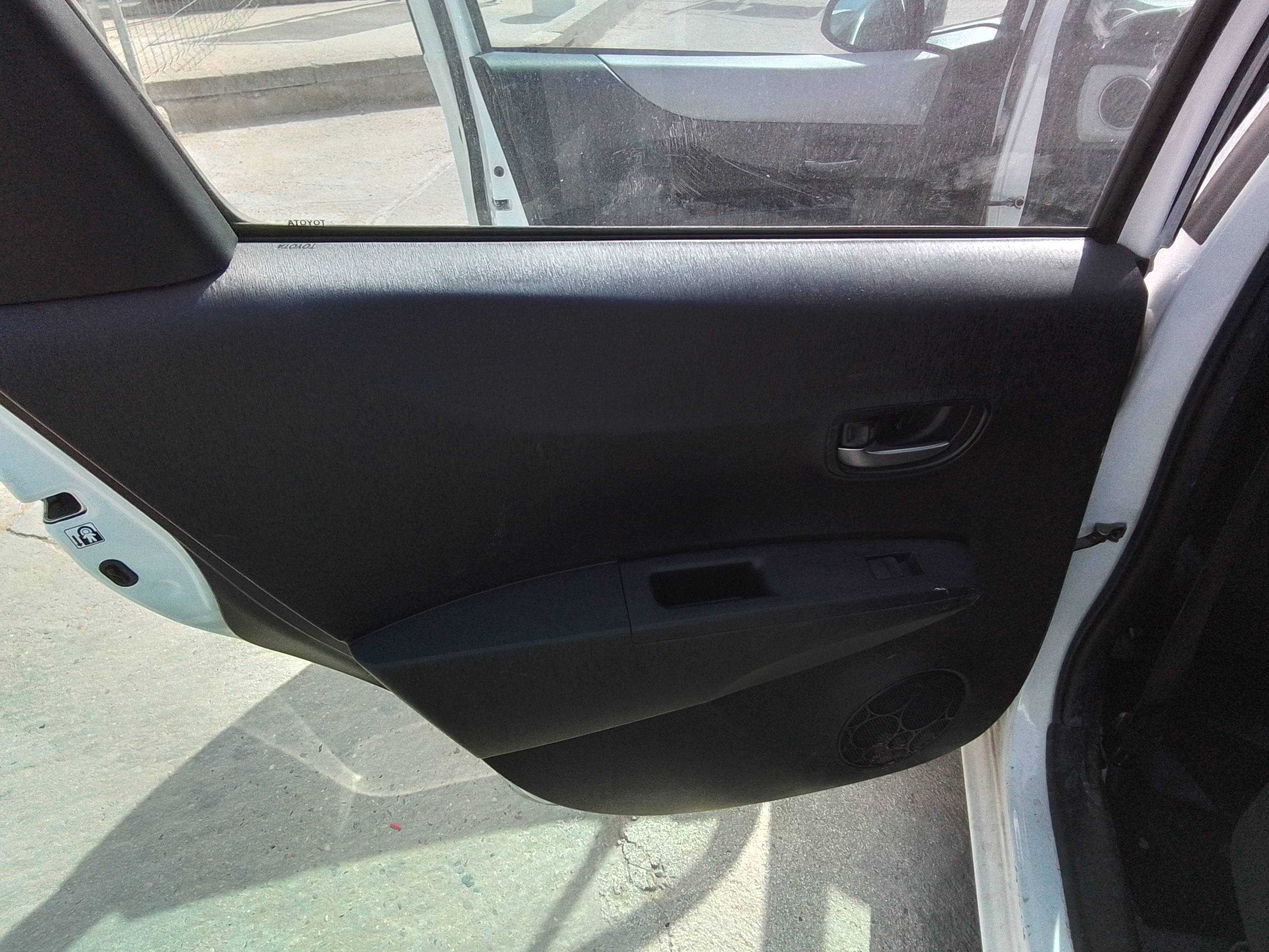 Recambio de guarnecido puerta trasera izquierda para toyota yaris active hybrid referencia OEM IAM   