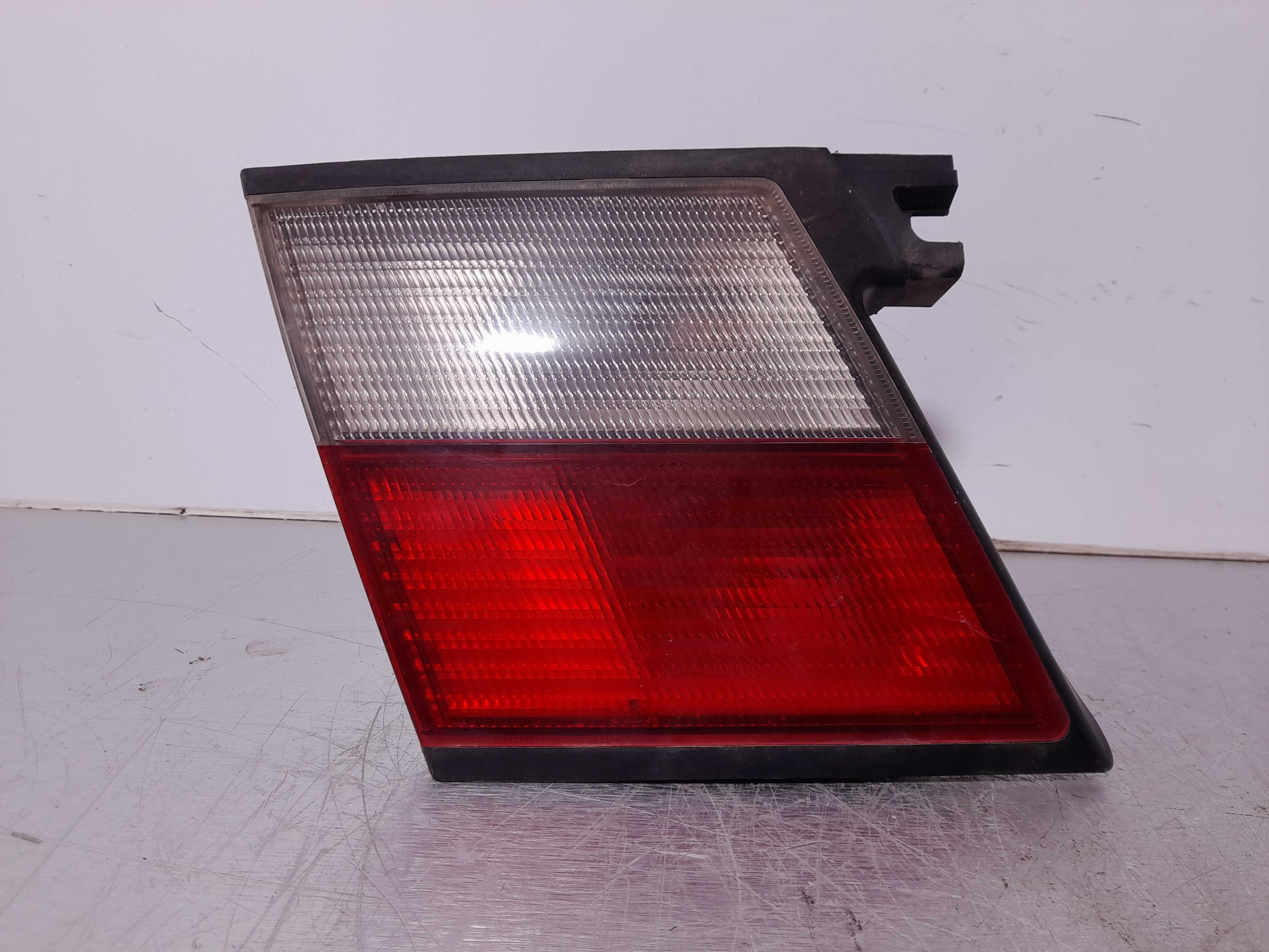 Recambio de piloto porton trasero izquierdo para nissan primera berlina (p11) 1.6 16v cat referencia OEM IAM 23070102  