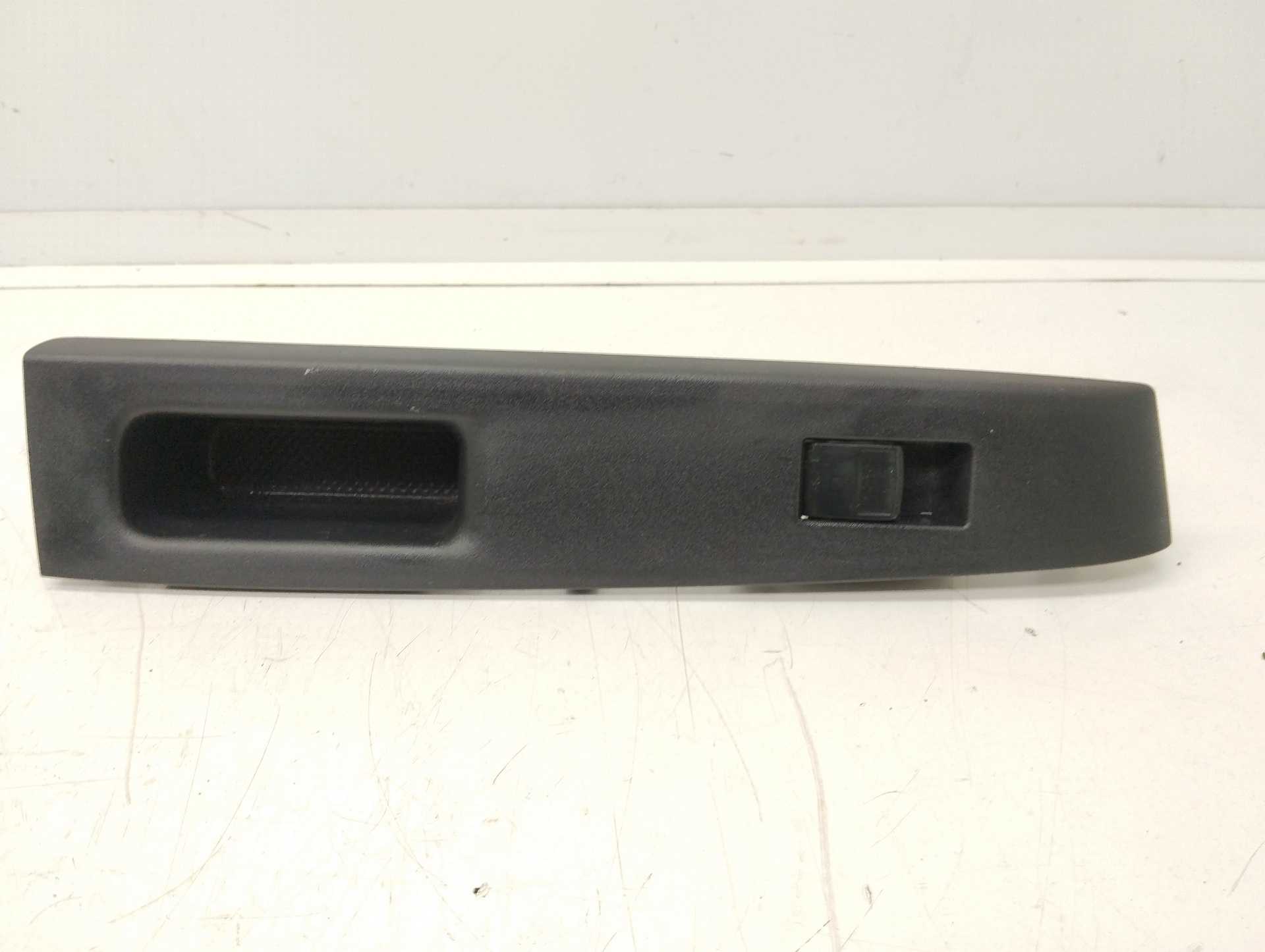 Recambio de mando elevalunas trasero derecho para toyota yaris active hybrid referencia OEM IAM 742710D110  