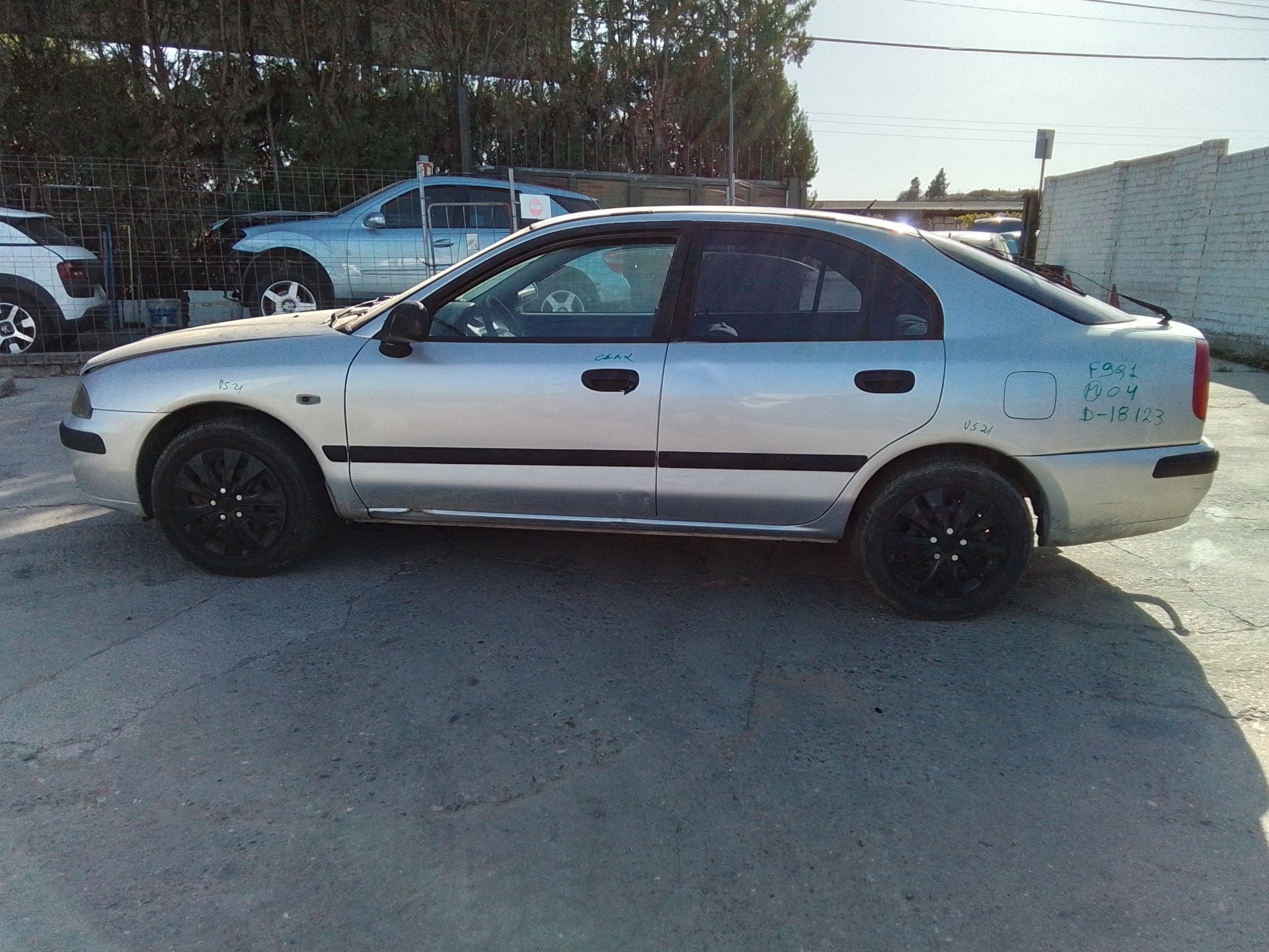 mitsubishi carisma berlina 5 (da0) del año 2004