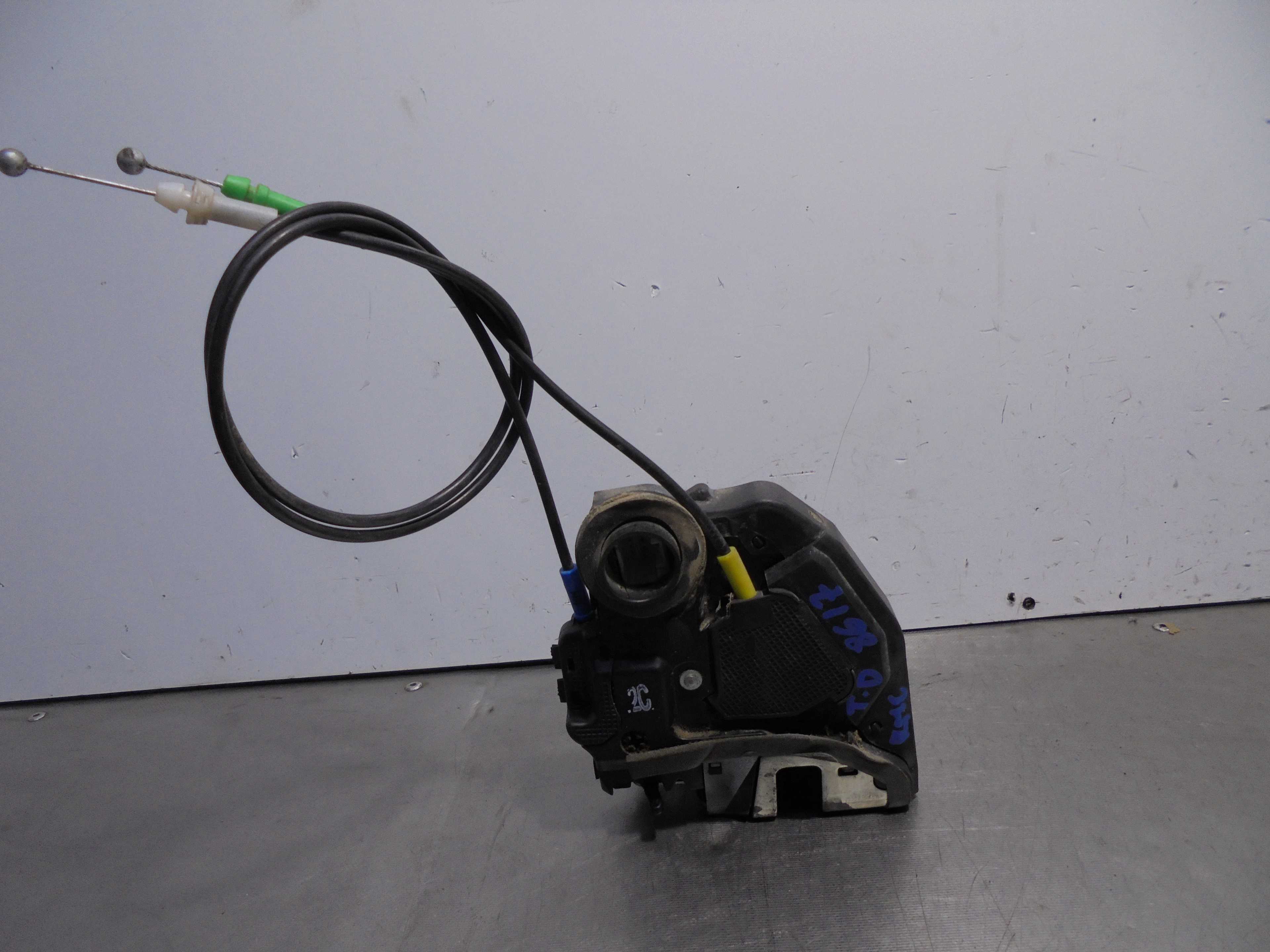 Recambio de cerradura puerta trasera derecha para toyota auris hybrid active referencia OEM IAM   