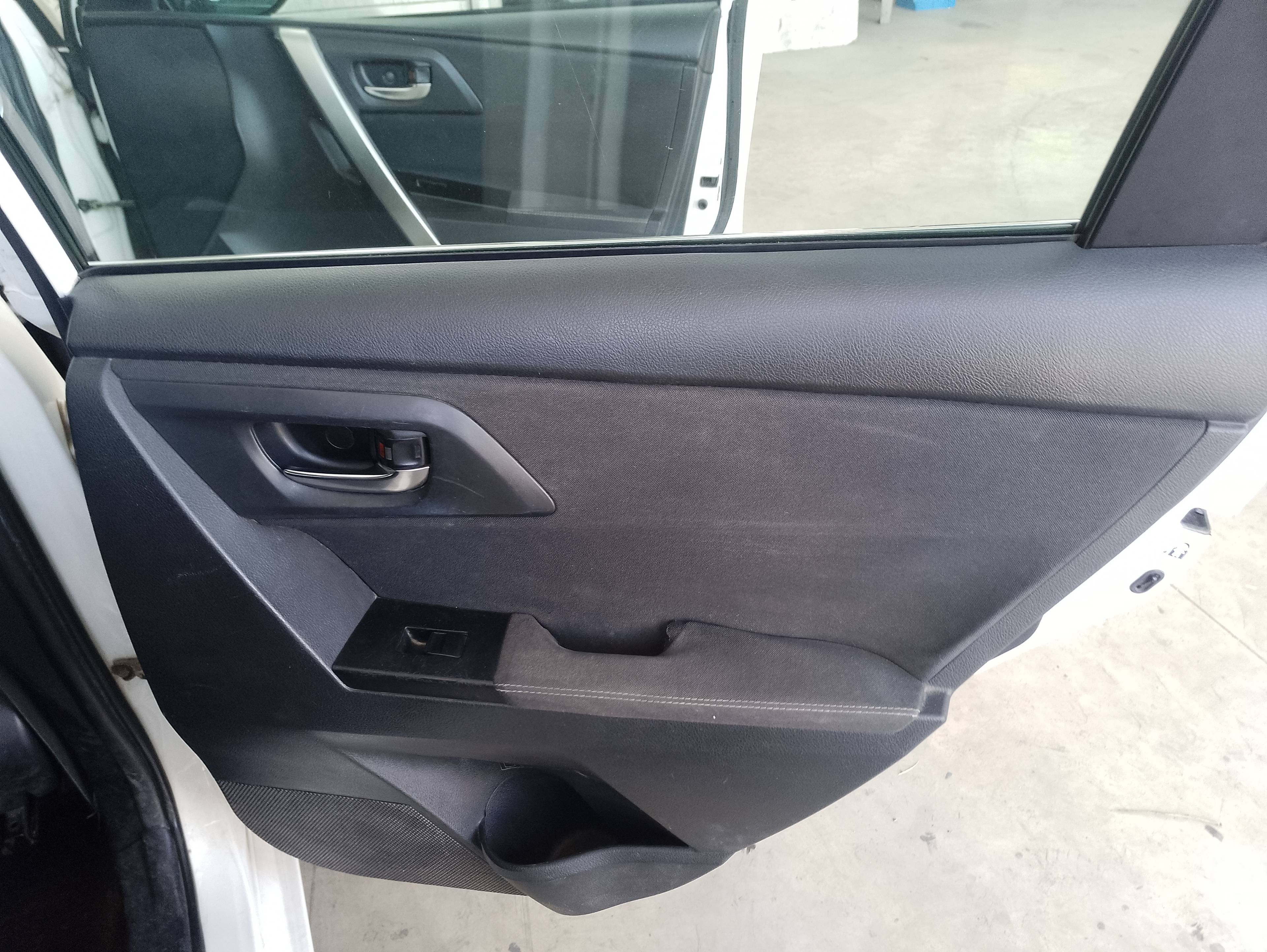 Recambio de guarnecido puerta trasera derecha para toyota auris hybrid active referencia OEM IAM   