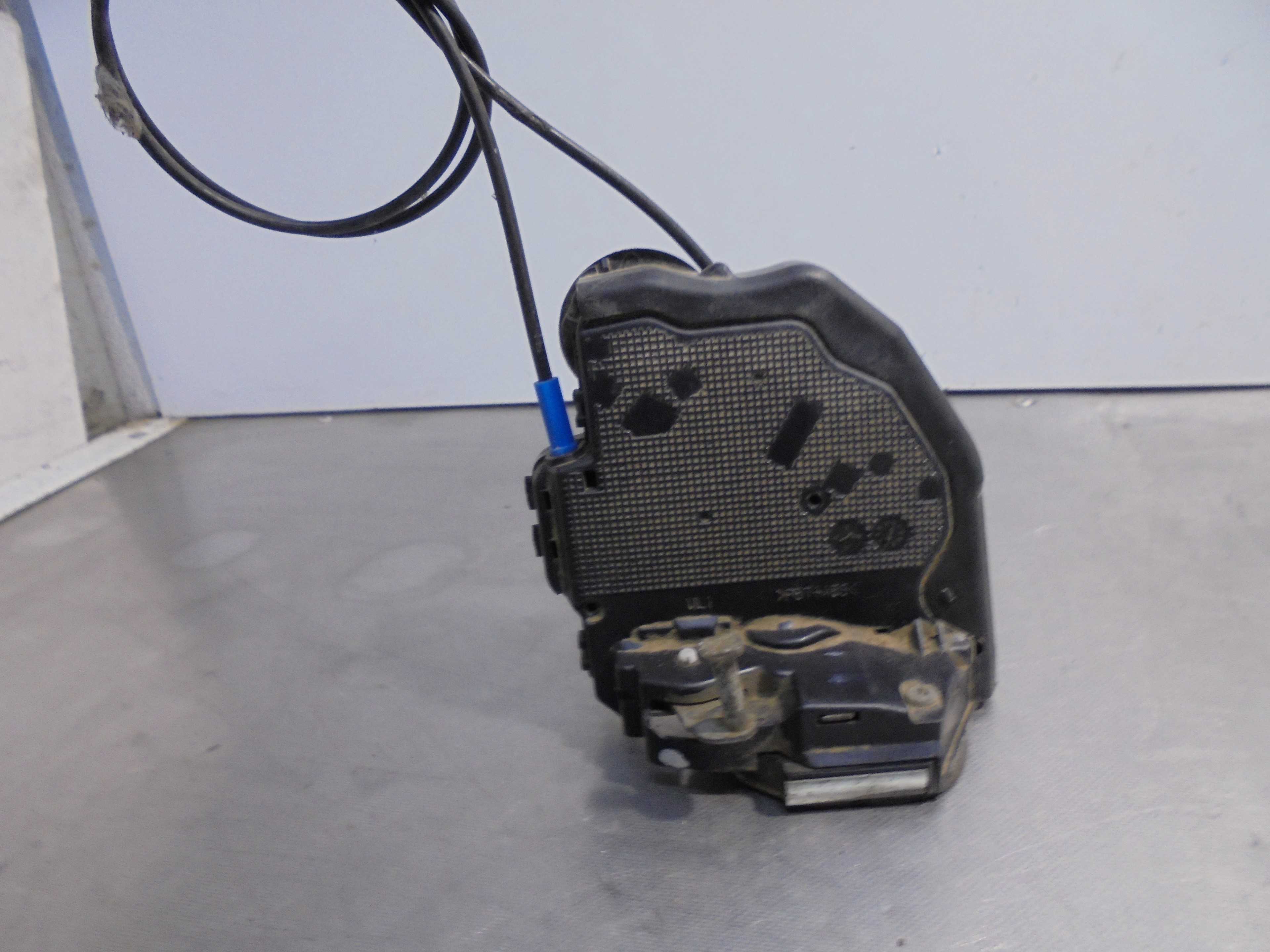Recambio de cerradura puerta trasera izquierda para toyota auris hybrid active referencia OEM IAM   