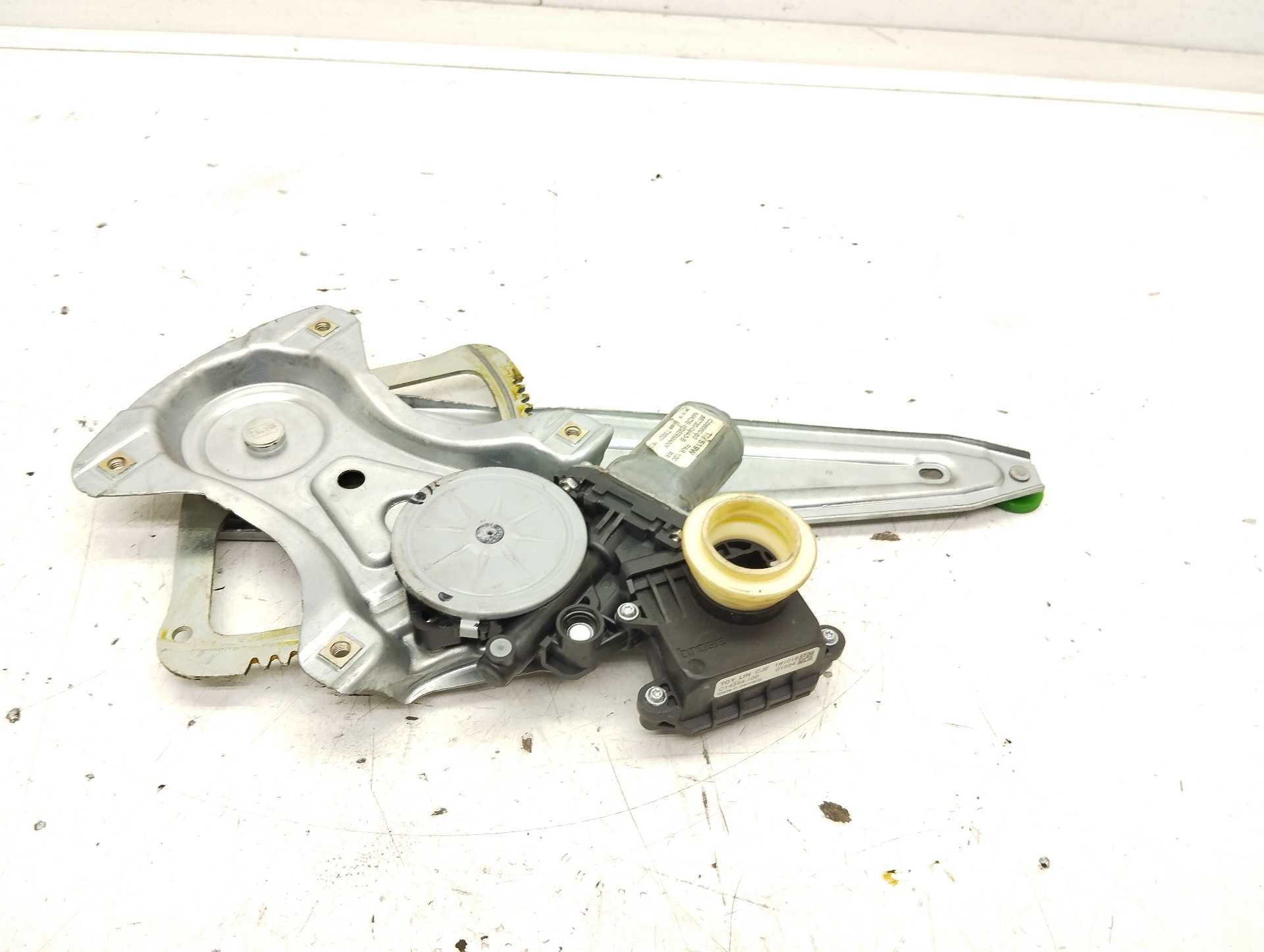 Recambio de elevalunas trasero derecho para toyota auris hybrid active referencia OEM IAM 857200240B BROSE 