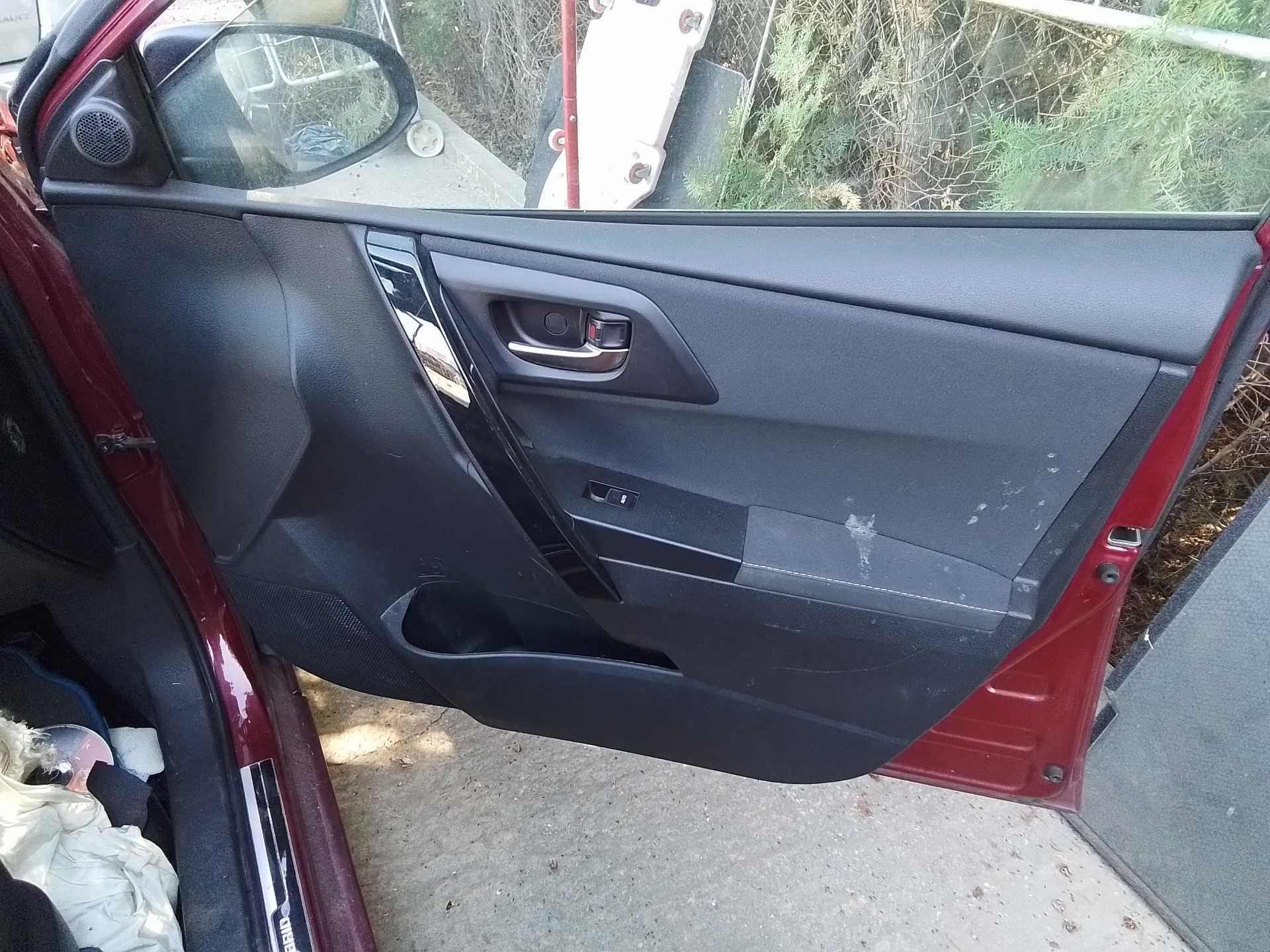 Recambio de guarnecido puerta delantera derecha para toyota auris hybrid active referencia OEM IAM   