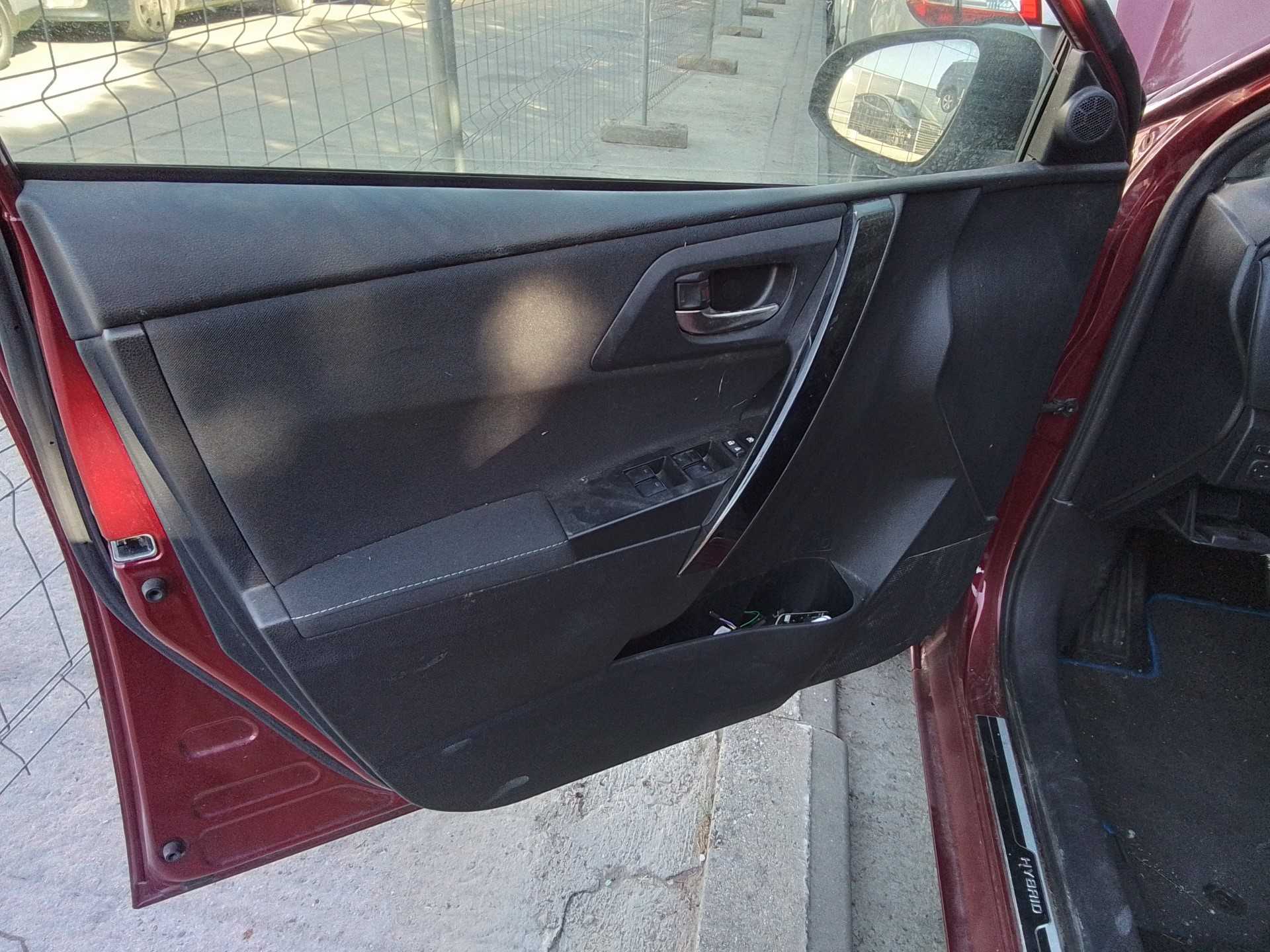 Recambio de guarnecido puerta delantera izquierda para toyota auris hybrid active referencia OEM IAM   