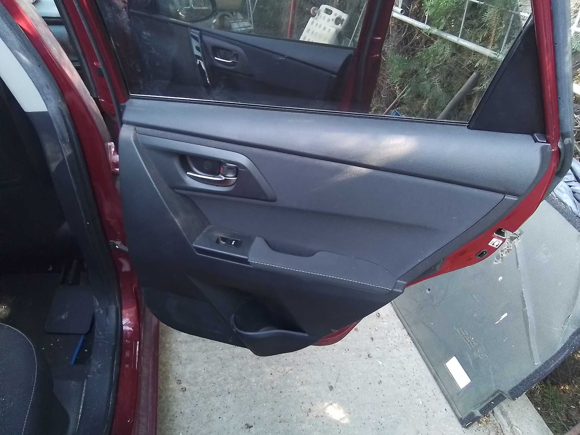 Recambio de guarnecido puerta trasera derecha para toyota auris hybrid active referencia OEM IAM   