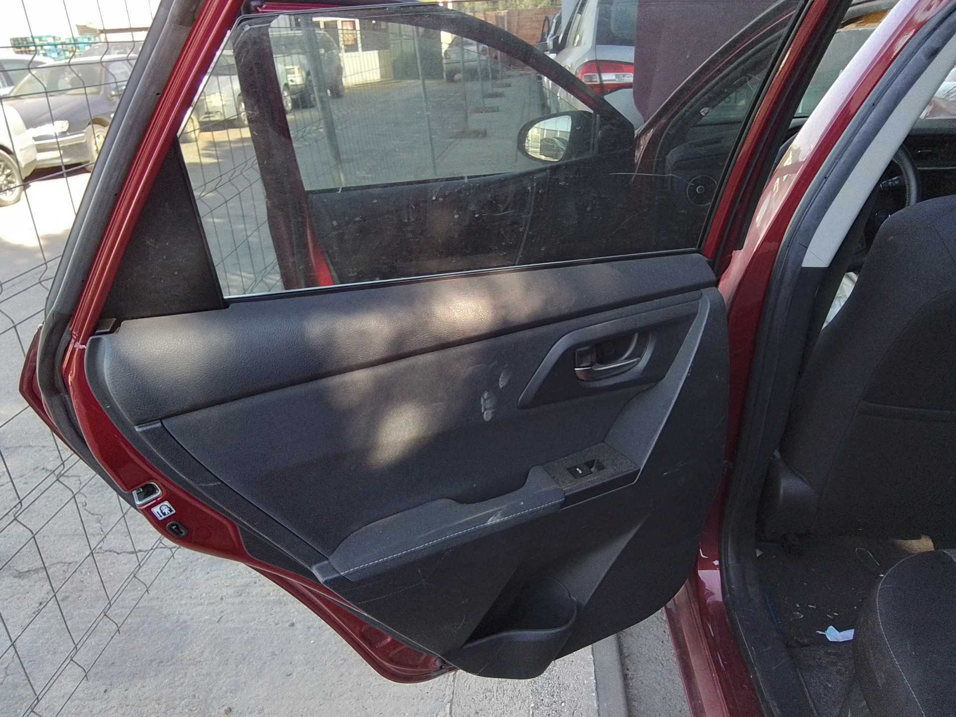 Recambio de guarnecido puerta trasera izquierda para toyota auris hybrid active referencia OEM IAM   
