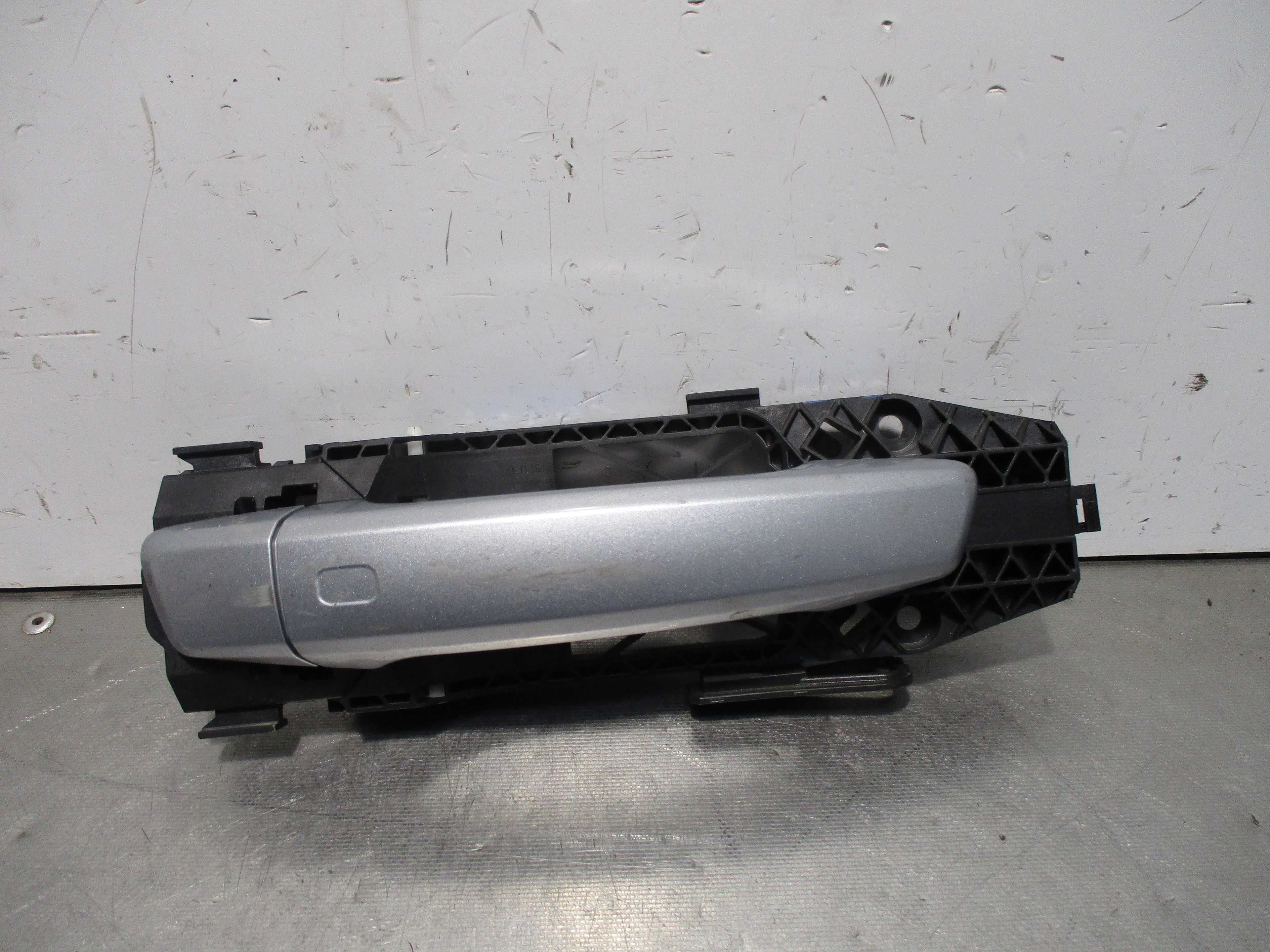 Recambio de maneta exterior delantera derecha para audi a3 sedán (8vm) 30 tdi básico referencia OEM IAM 8V0839885  