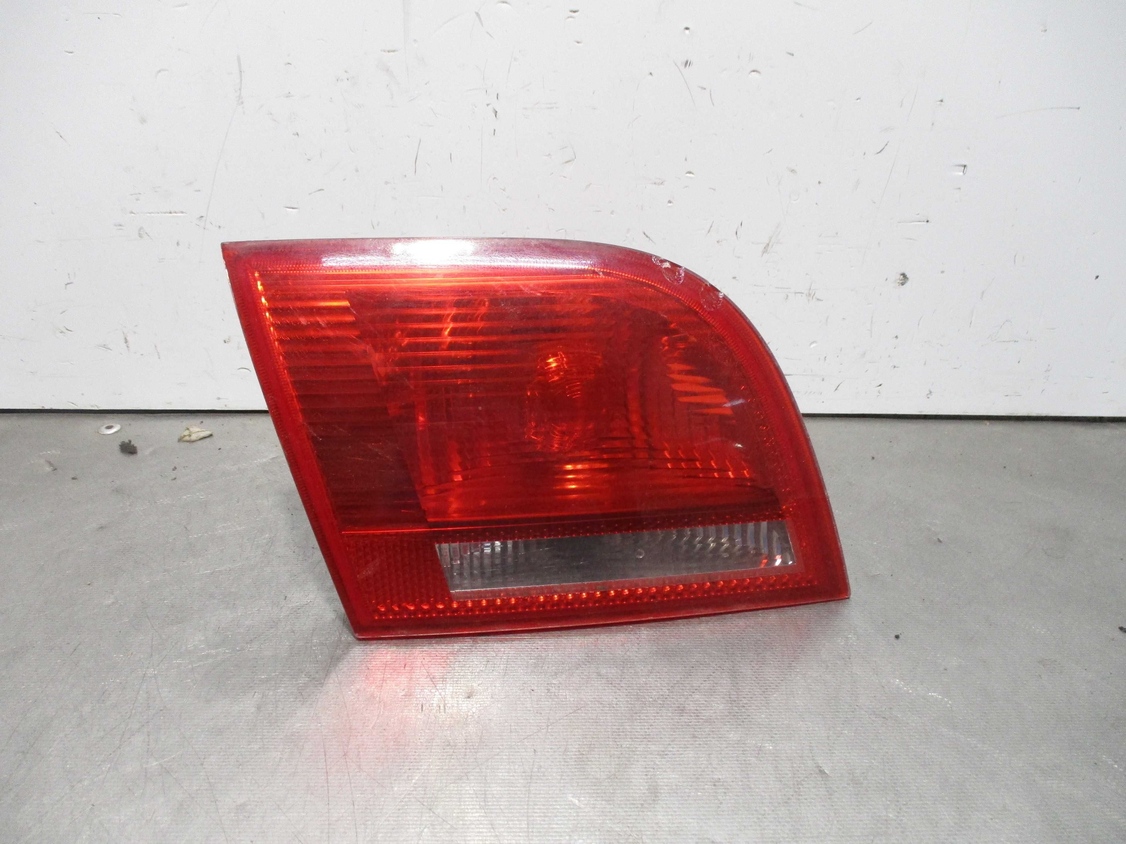 Recambio de piloto porton trasero izquierdo para audi a3 (8p) 2.0 tdi referencia OEM IAM 8P4945093B  