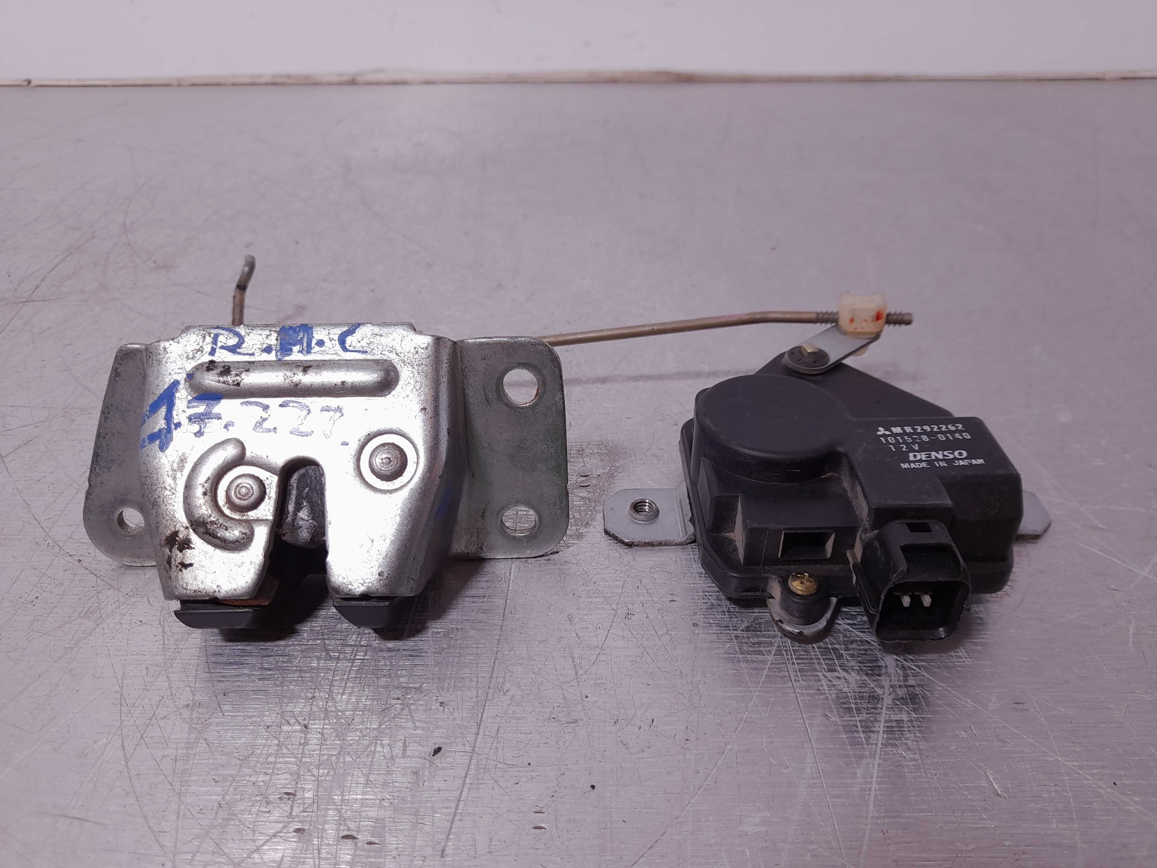 Recambio de cerradura maletero / porton para mitsubishi outlander (cu0w) 2.0 2wd referencia OEM IAM MR292262 DENSO 