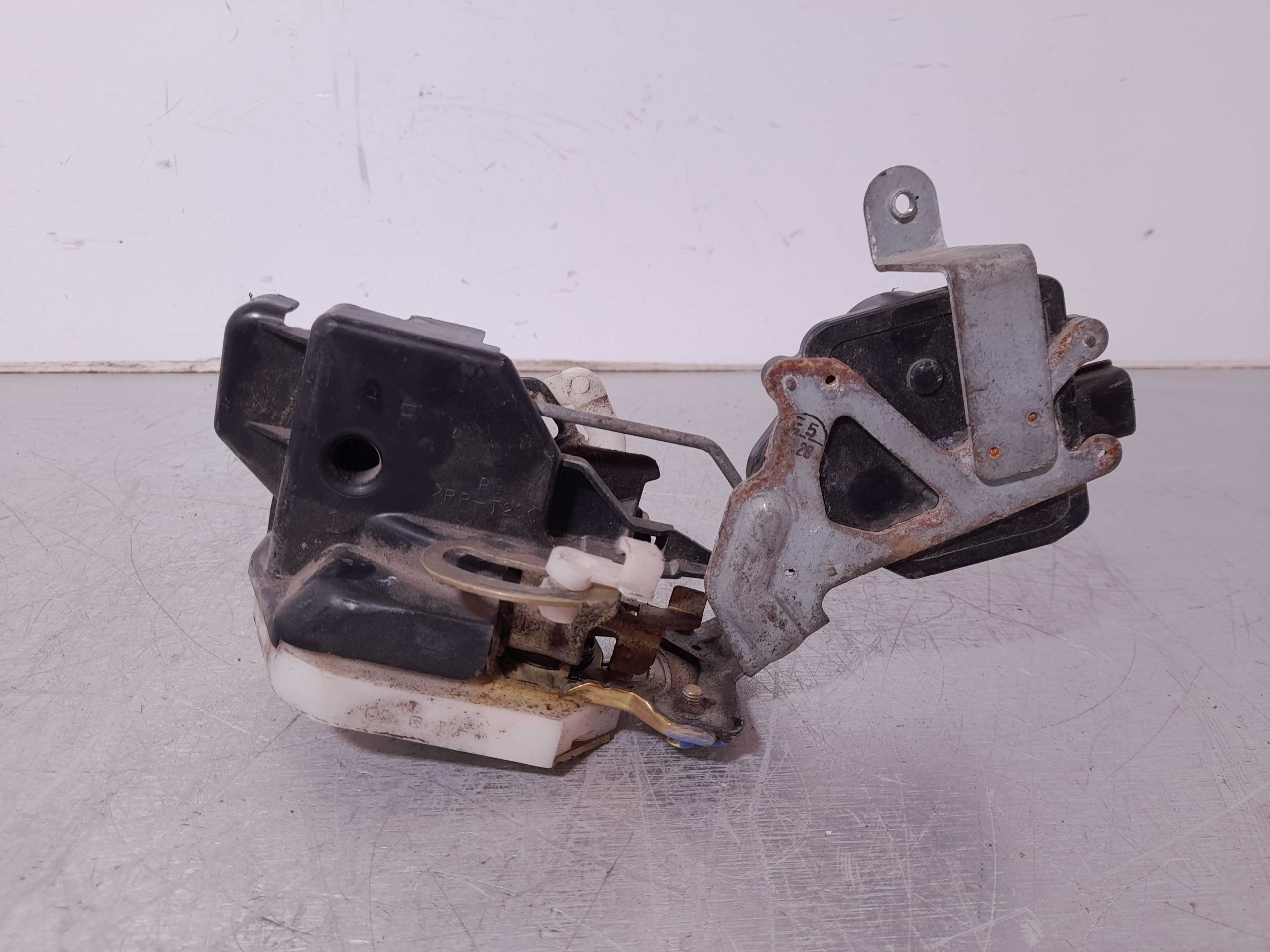 Recambio de cerradura puerta trasera derecha para mitsubishi outlander (cu0w) 2.0 2wd referencia OEM IAM MR349288 DENSO 