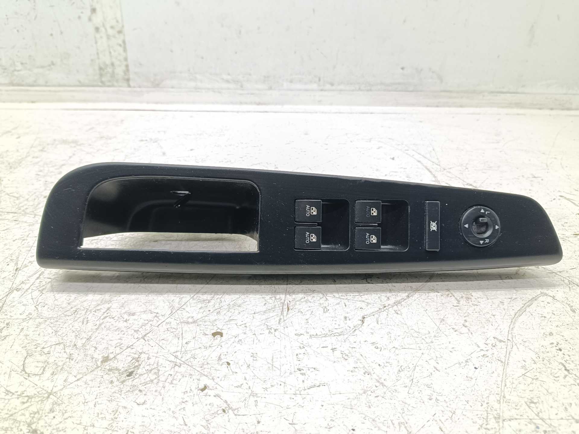Recambio de mando elevalunas delantero izquierdo para kia cee´d active referencia OEM IAM 823511H010  