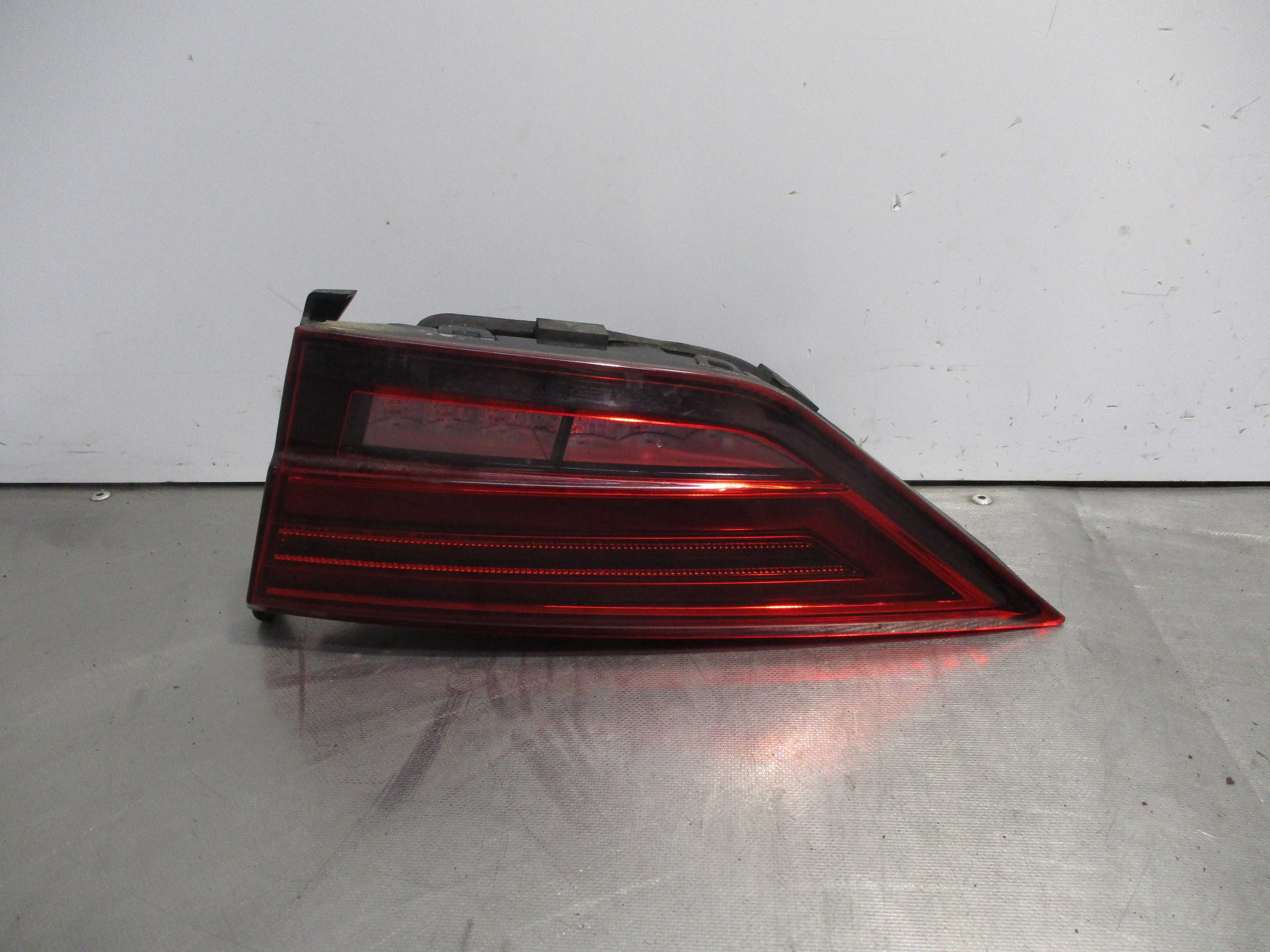 Recambio de piloto porton trasero derecho para audi a3 sedán (8vm) 30 tdi básico referencia OEM IAM 8V5945094D  