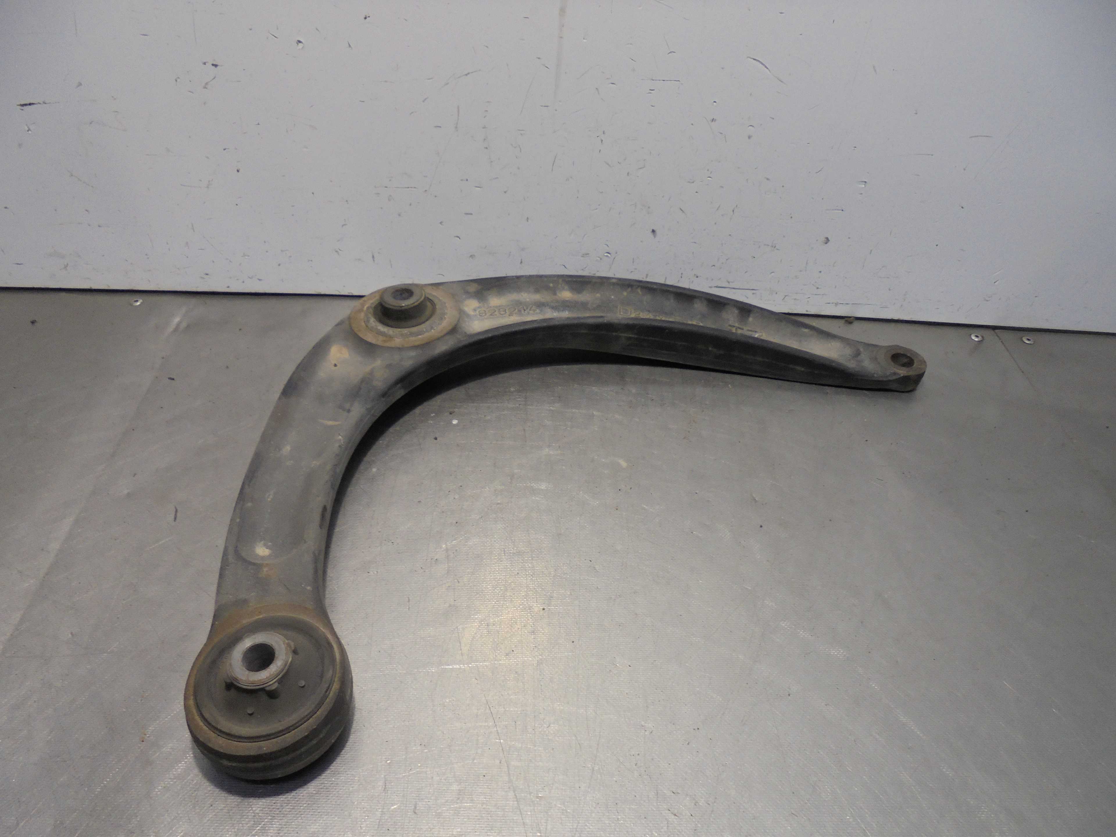 Recambio de brazo suspension inferior delantero derecho para peugeot 5008 1.6 hdi fap referencia OEM IAM 823214  